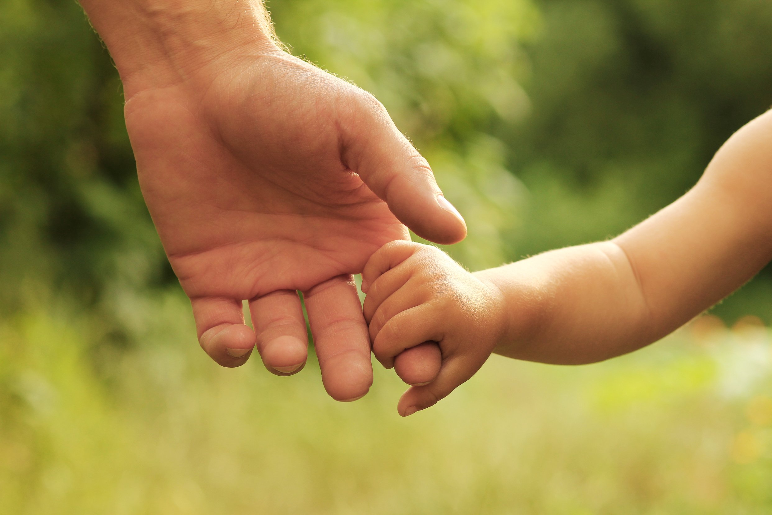 Padre e hijo tomados de la mano. | Foto: Shutterstock
