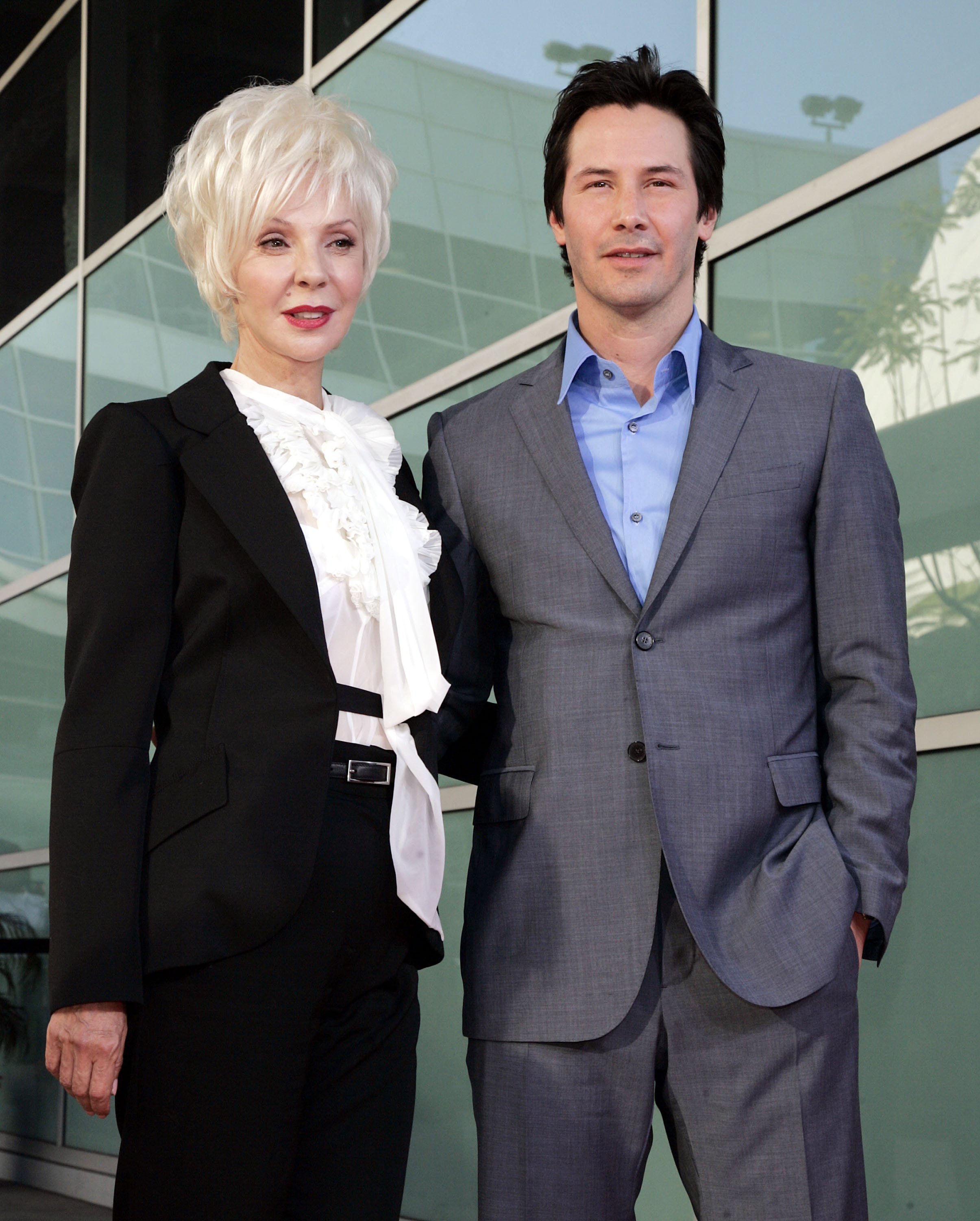 Keanu Reeves und seine Mutter, die Kostümdesignerin Patricia Taylor, treffen am 13. Juni 2006 in Los Angeles, Kalifornien, zur Premiere von „The Lake House“ im Cinerama Dome ein ┃Quelle: Getty Images