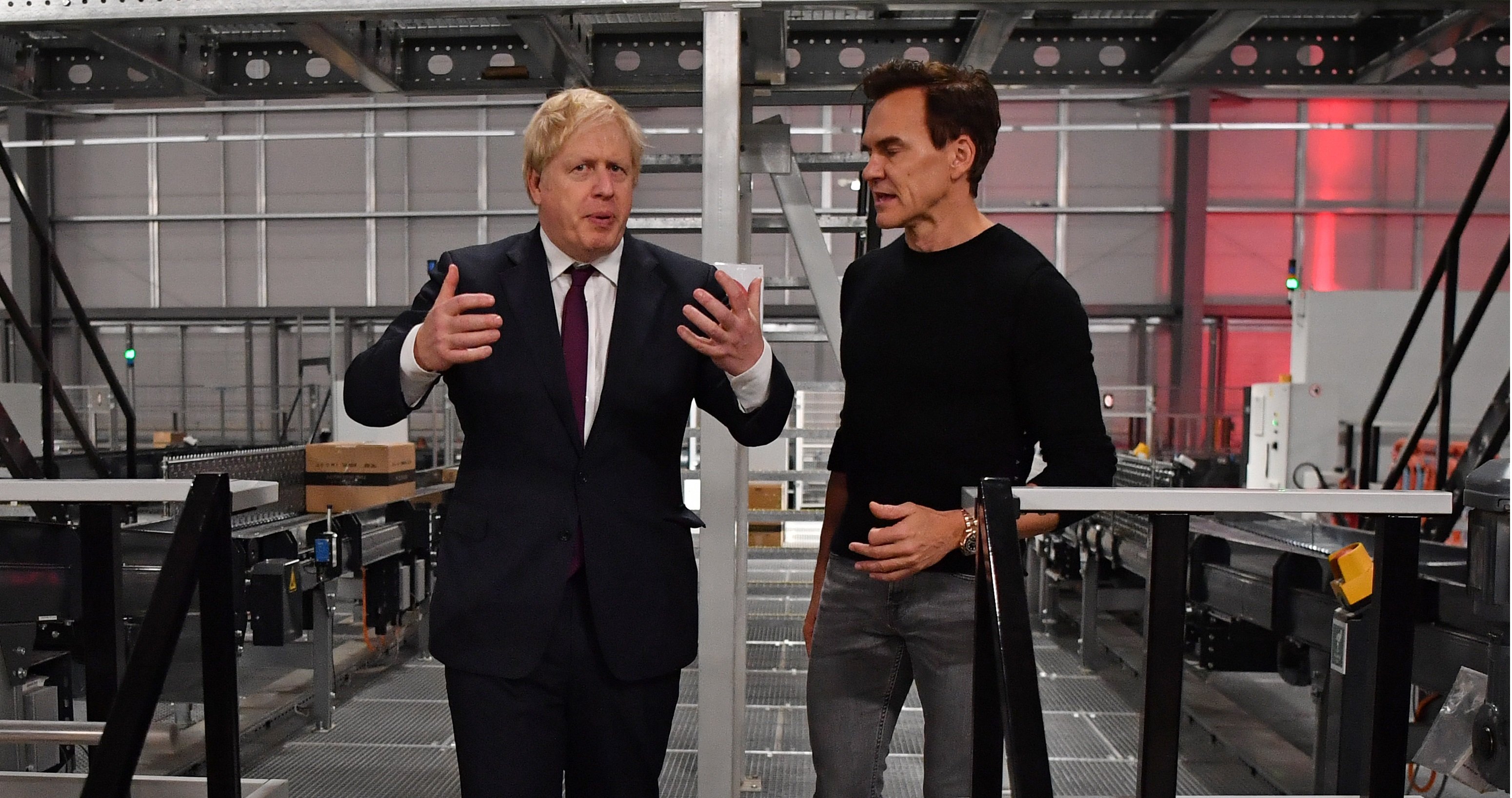 Boris Johnson y Matthew Moulding en Warrington, Inglaterra en diciembre de 2019. | Foto: Getty Images