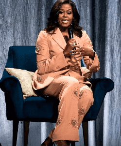 Michelle Obama in ihrem kristallverzierten Anzug | Quelle: YouTube/ Channel 14
