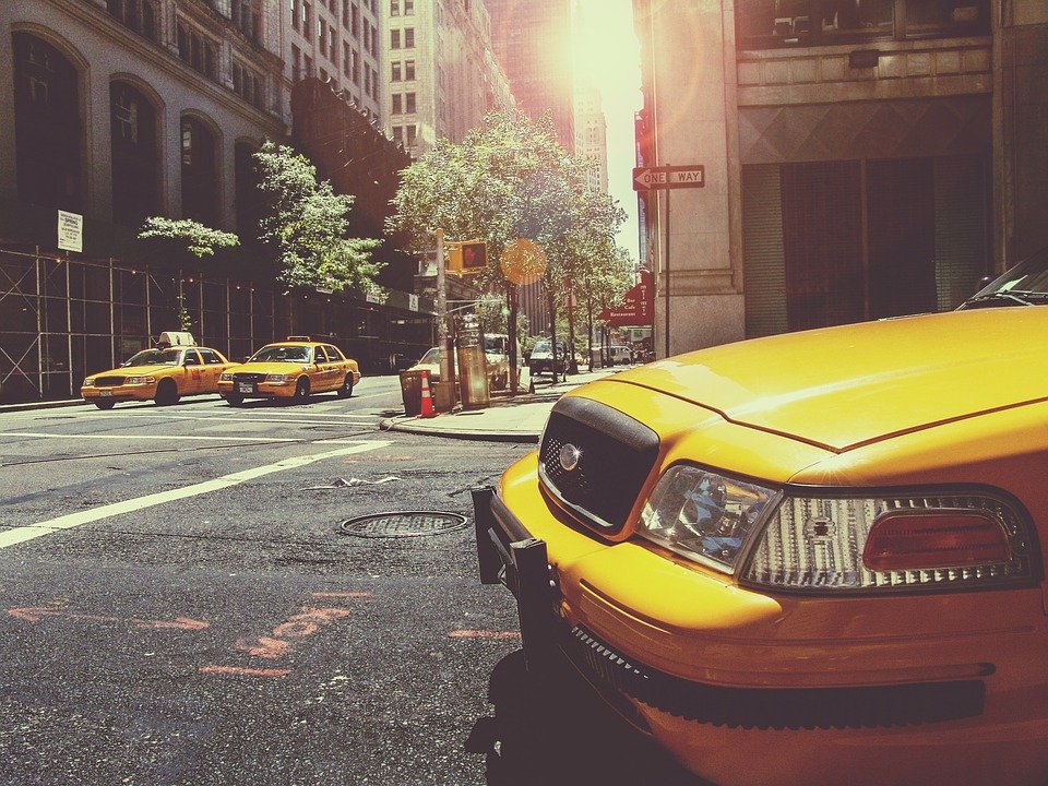 Taxis en las calles de una ciudad. | Foto: Pixabay