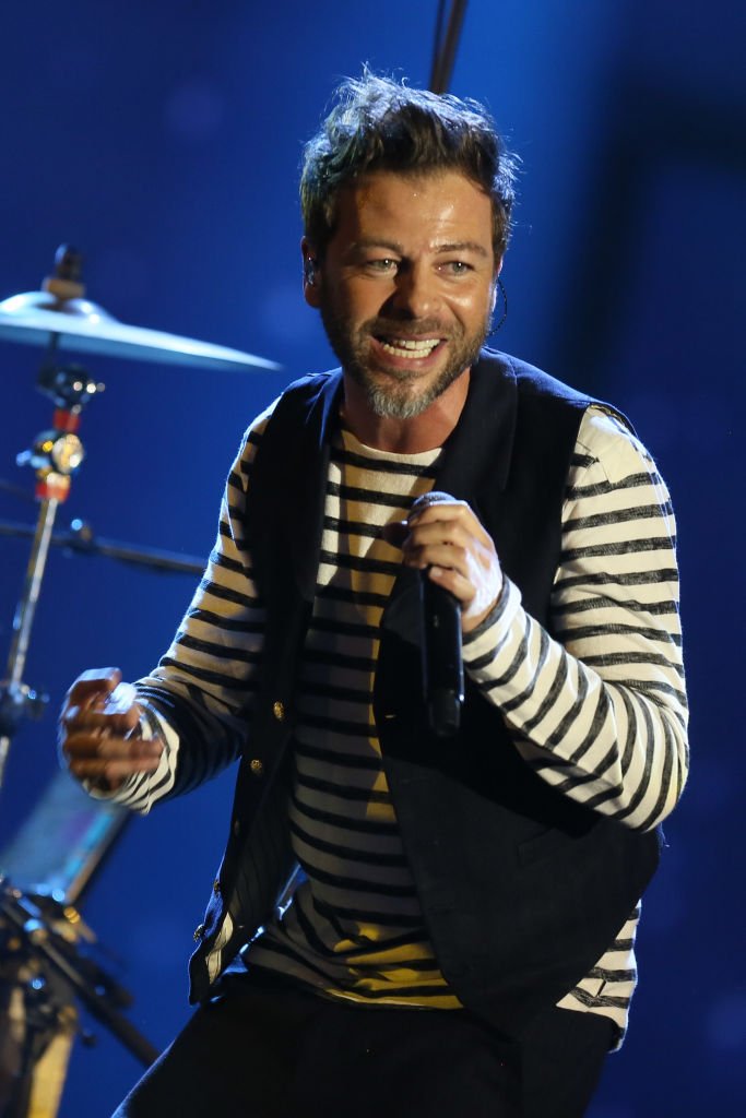 Christophe Mae effectue lors de la «32e Victoires de la Musique 2017» au Zénith le 10 février 2017 à Paris, France. | Photo : Getty Images