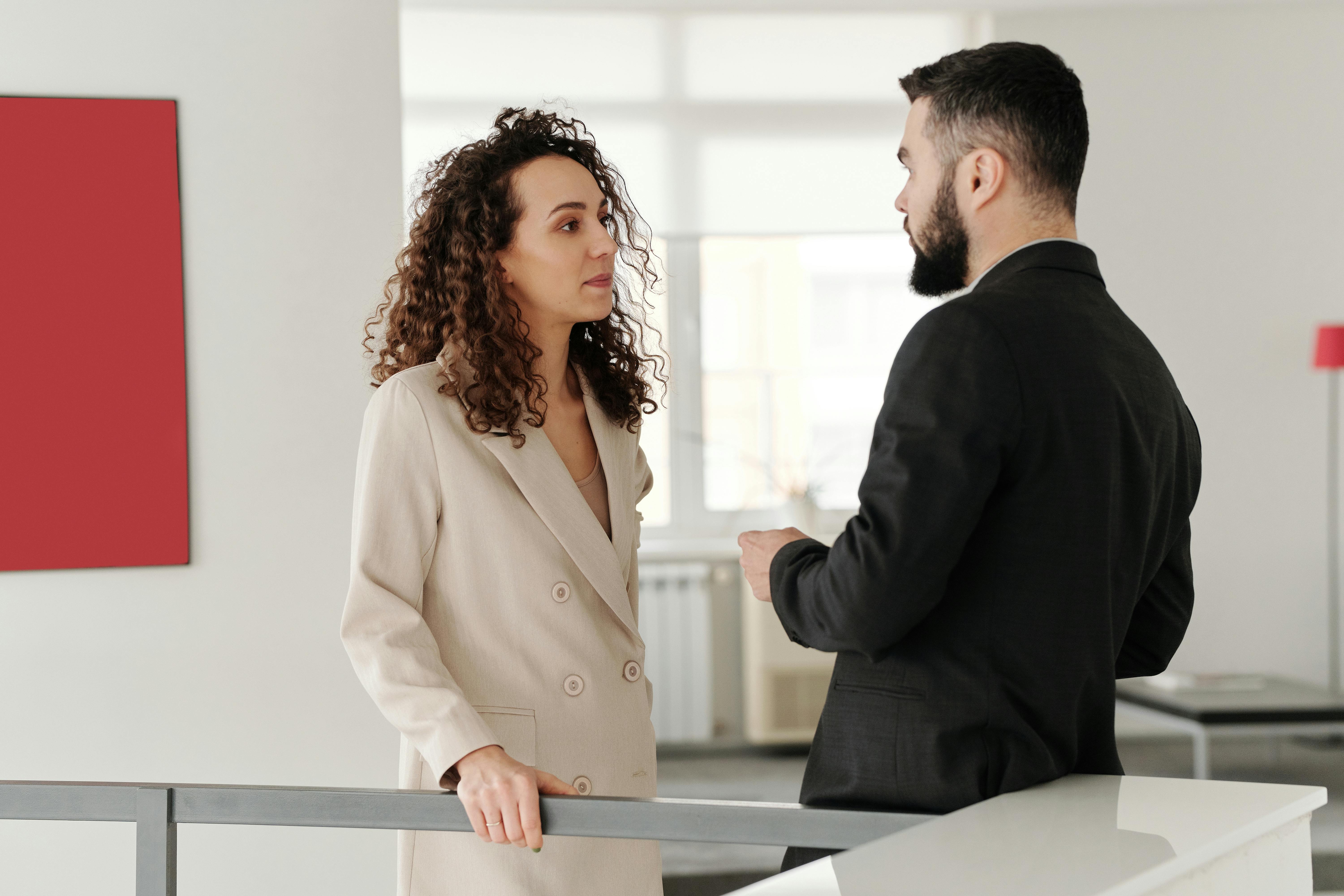 A man and woman talking | Source: Pexels