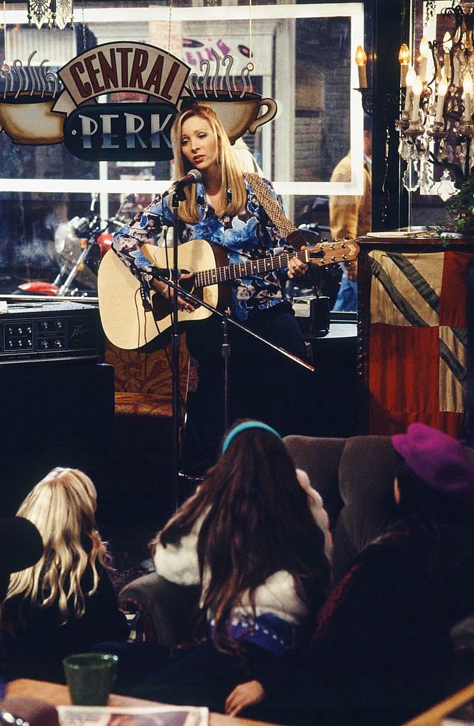 L'actrice Lisa Kudrow qui joue le rôle de Phoebe dans "Friends" | Photo : Getty Images. L'actrice Lisa Kudrow qui joue le rôle de Phoebe dans "Friends" | Photo : Getty Images.
