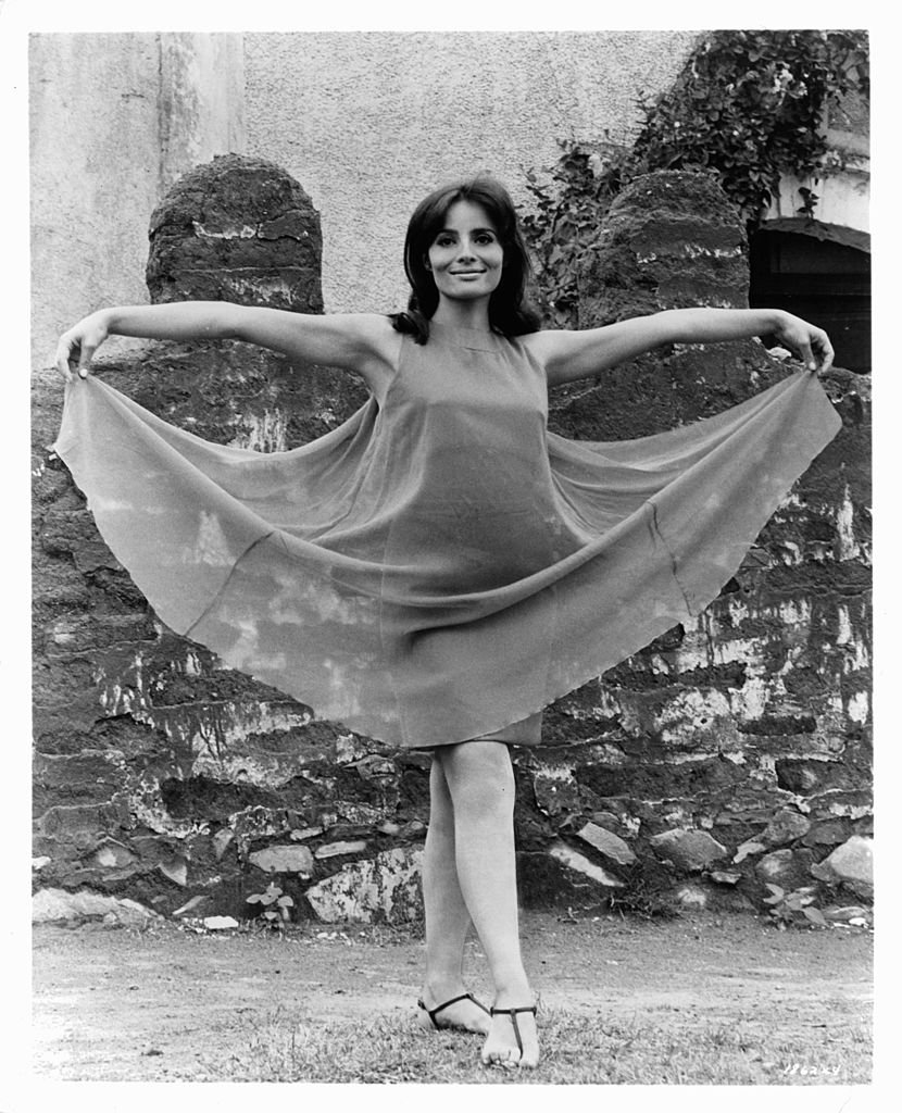 Pilar Pellicer modelando un vestido de cóctel de su propio diseño en una escena de la película 'Day Of The Evil Gun', 1968. | Foto: Getty Images