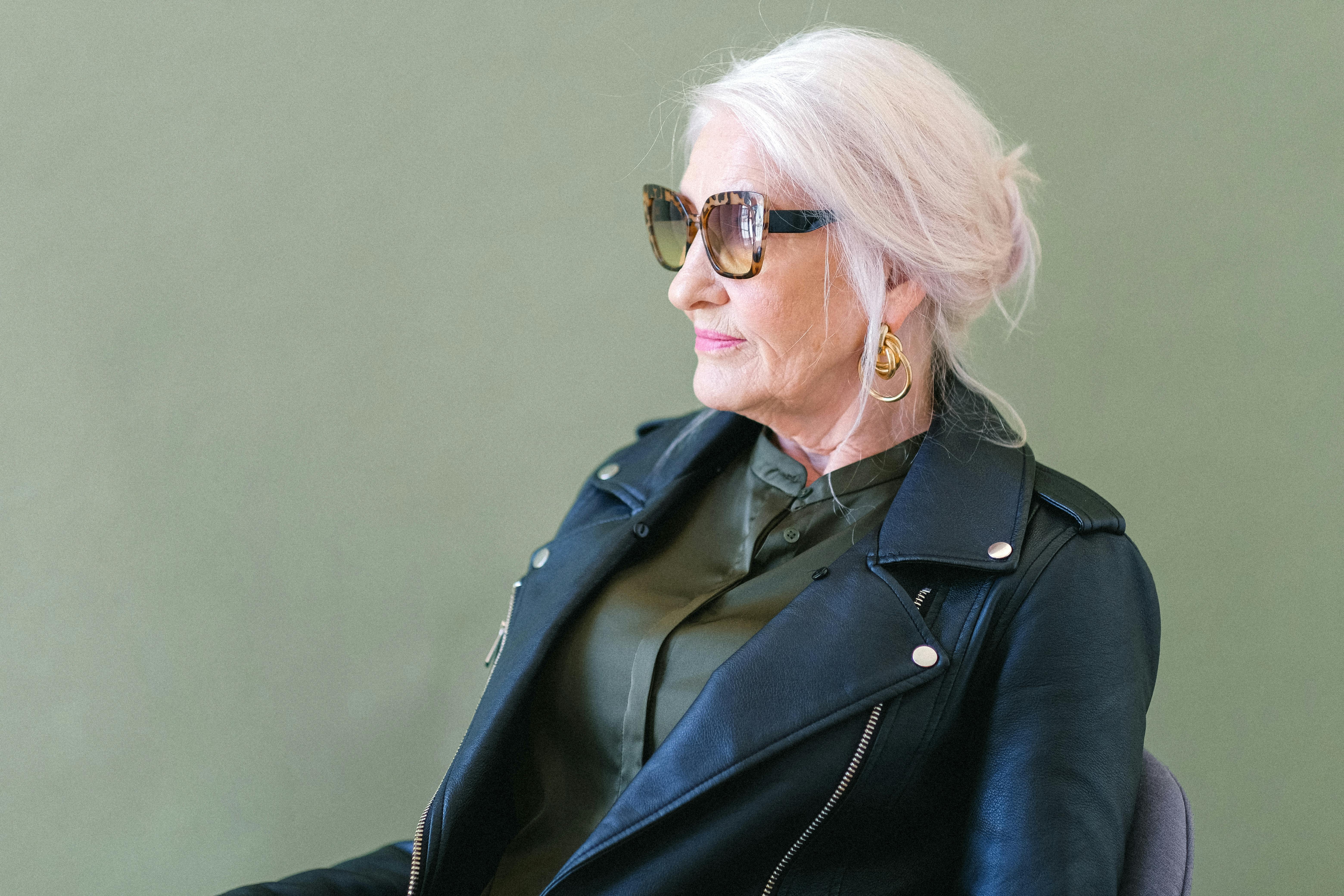 Senior woman wearing sunglasses | Source: Pexels