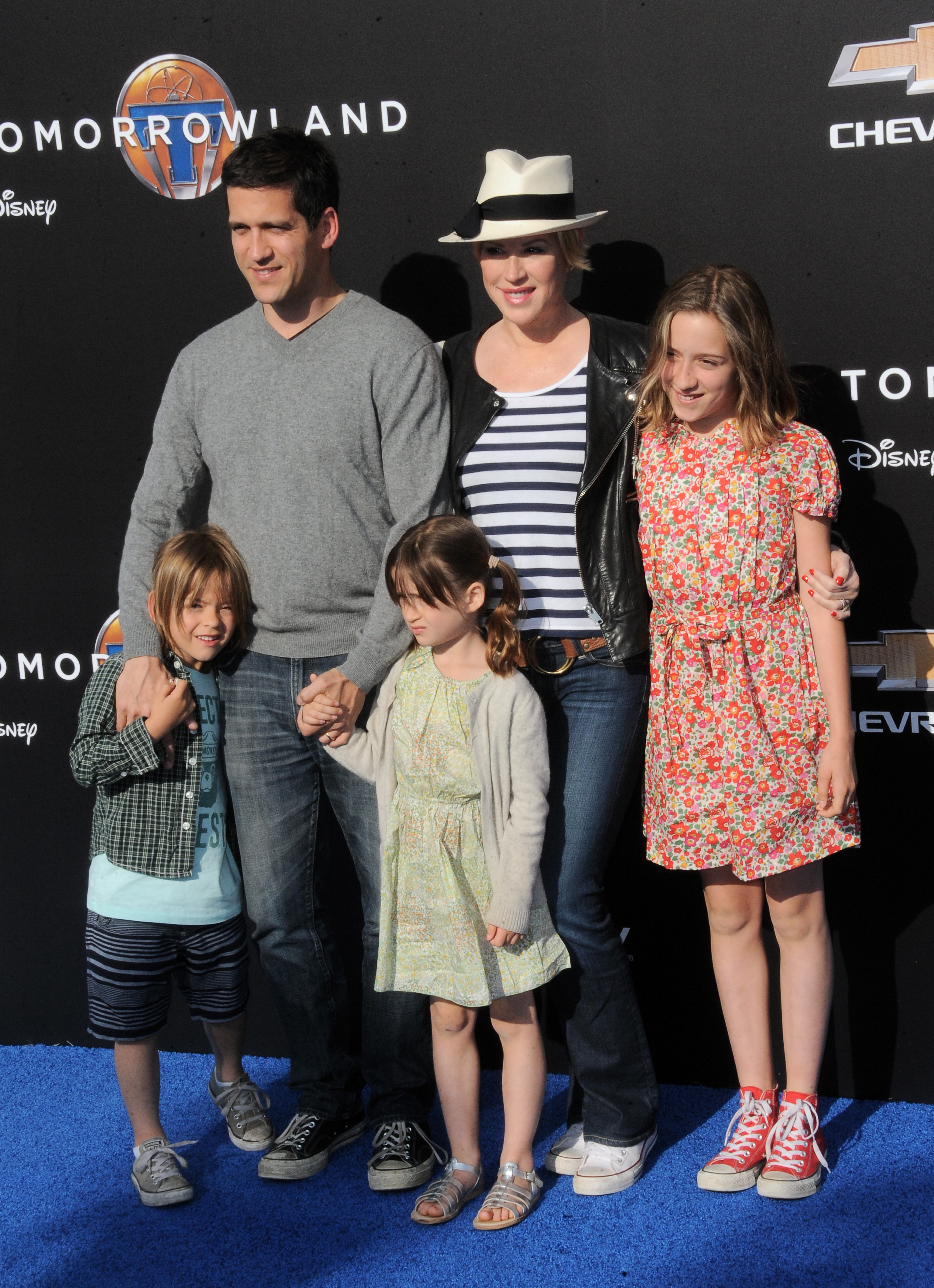 Panio Gianopoulos and Molly Ringwald with their children at the "Tomorrowland" premiere in Anaheim, California on May 9, 2015 | Source: Getty Images