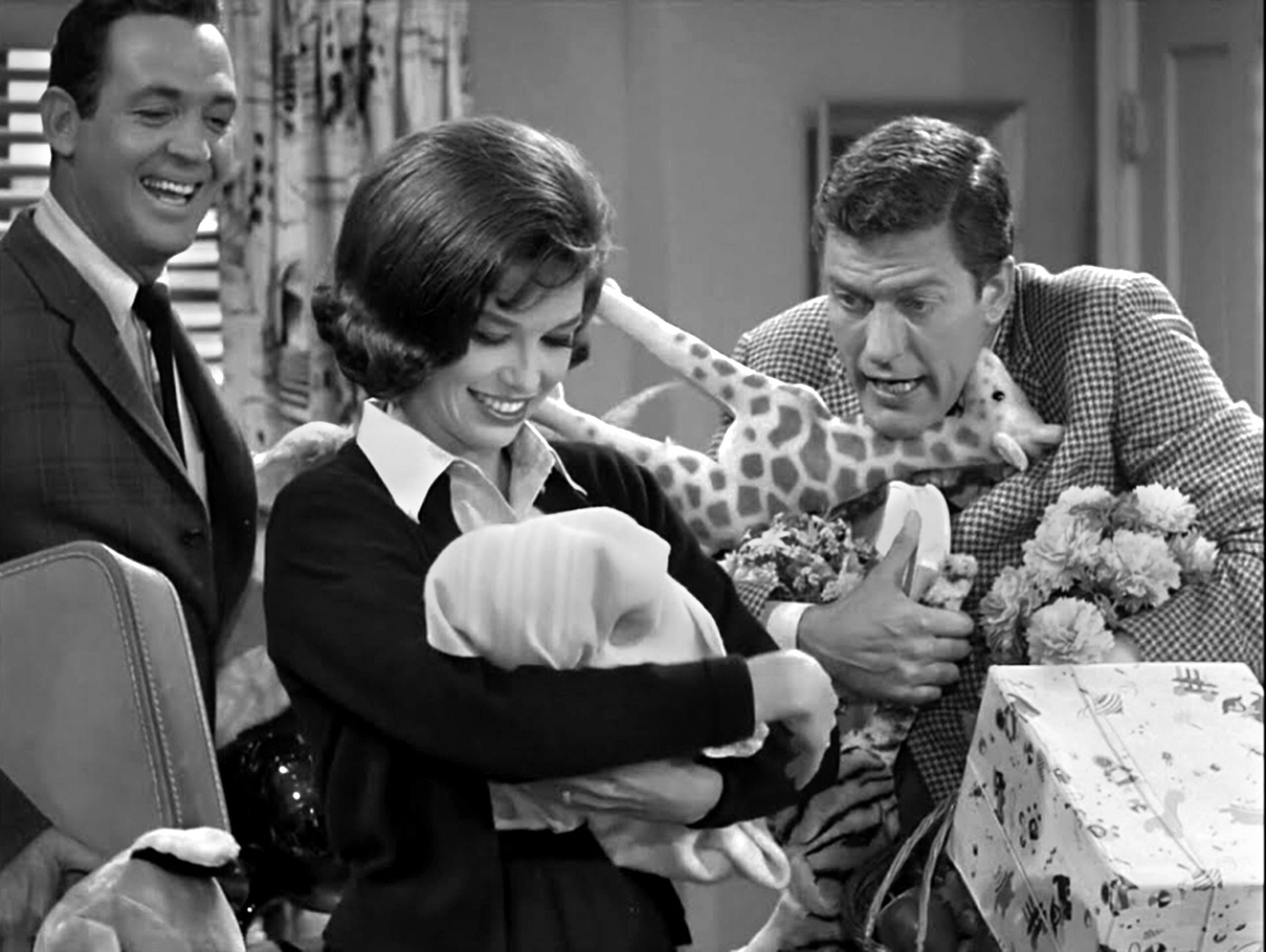 Jerry Paris, Mary Tyler Moore, and Dick Van Dyke on "The Dick Van Dyke Show" in Los Angeles on September 25, 1963. | Source: CBS/Getty Images