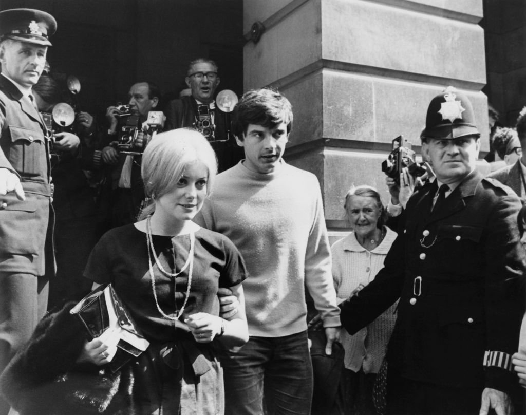 Le photographe britannique David Bailey et l'actrice française Catherine Deneuve sur les marches du bureau d'enregistrement de St Pancras à Londres le jour de leur mariage, le 18 août 1965. Photo : Getty Images