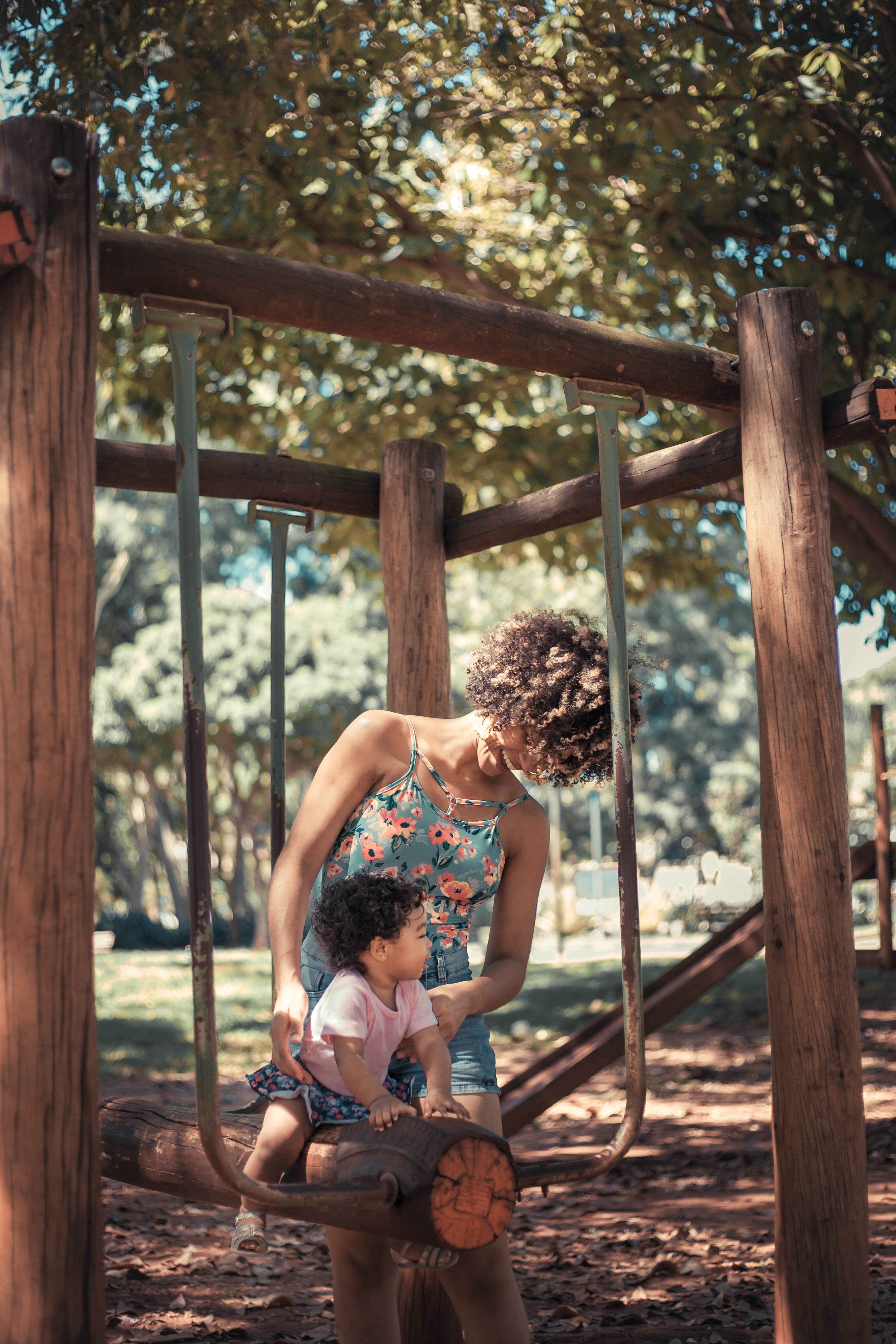 Joven mujer juega con niña pequeña. | Foto: Pexels