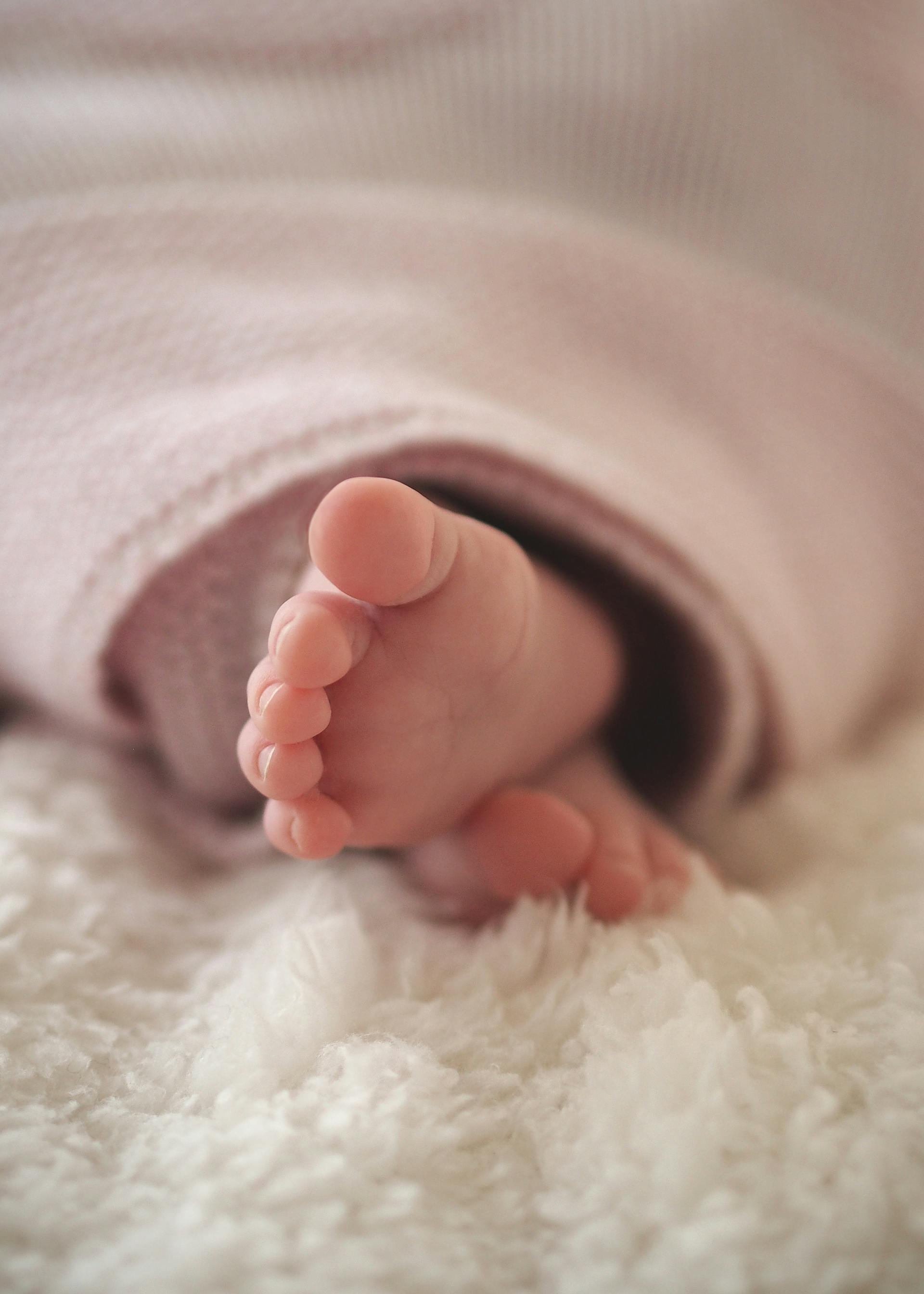 A newborn baby's feet | Source: Pexels