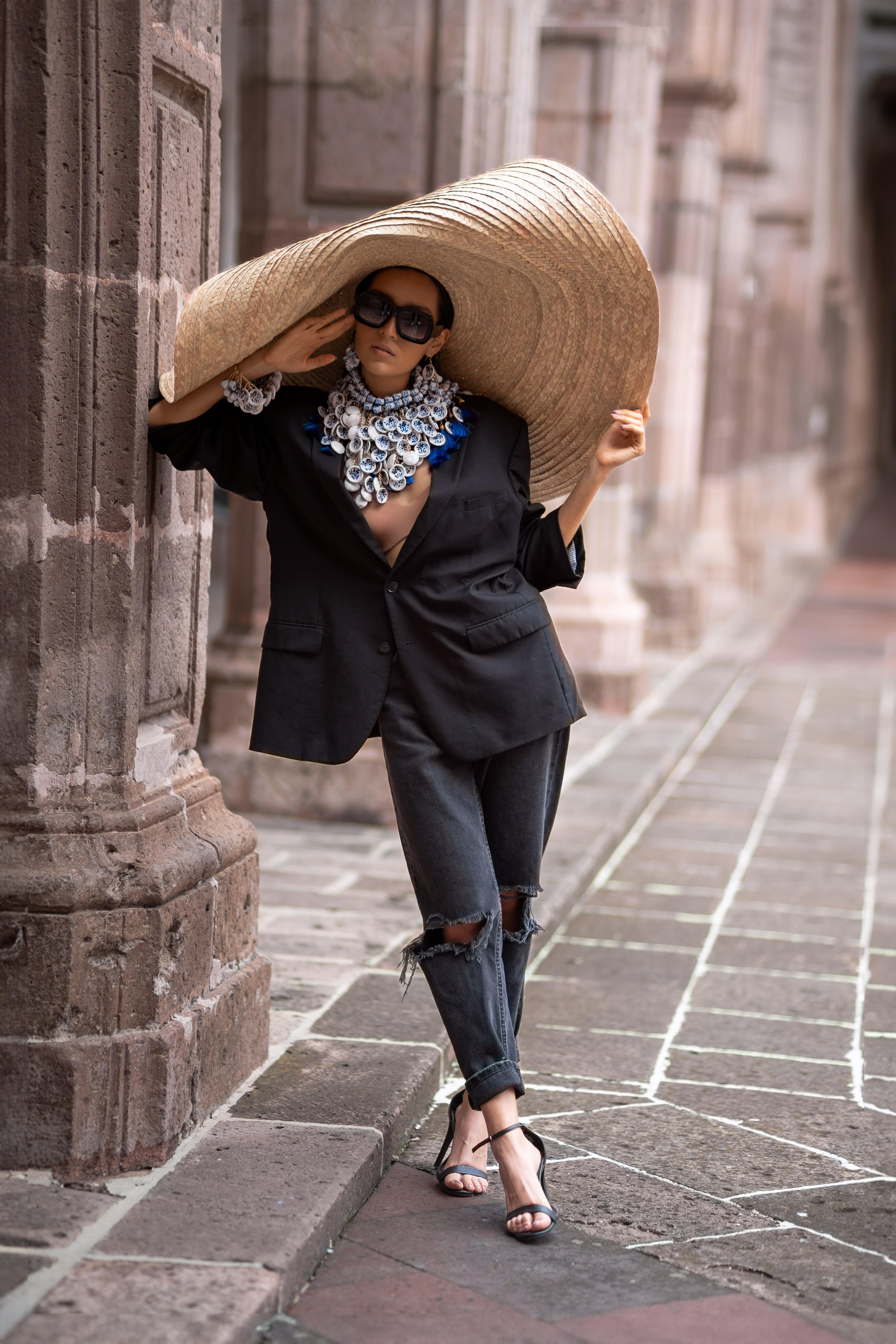 A woman in a big hat and sunglasses. | Source: Pexels