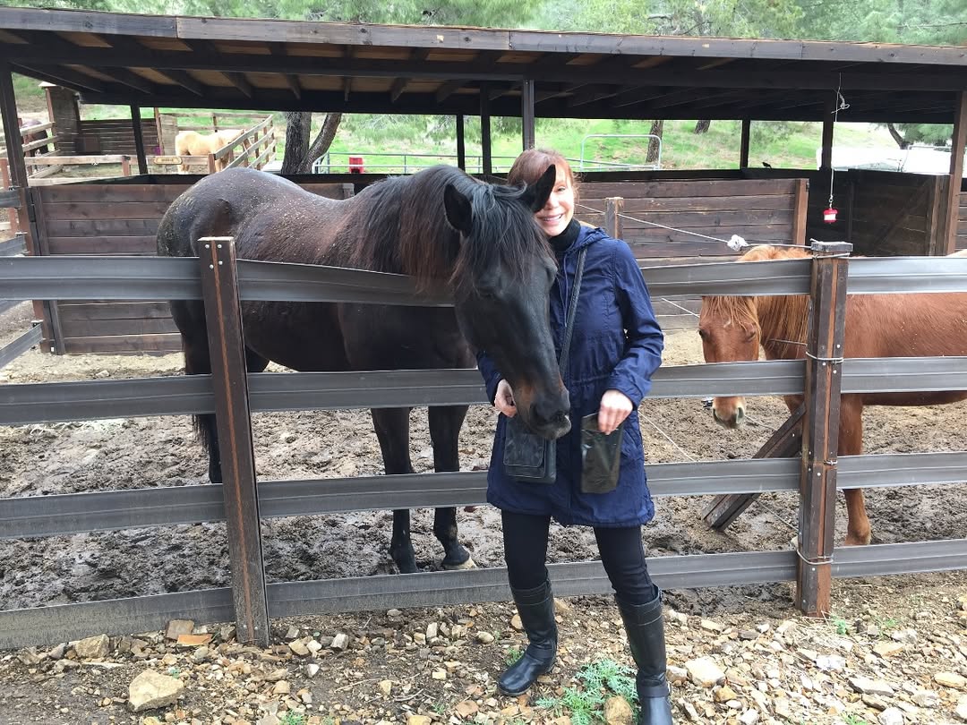 Victoria Principal with one of her rescued horses, Henni, on April 11, 2025 | Source: Instagram/victoriaprincipalofficial
