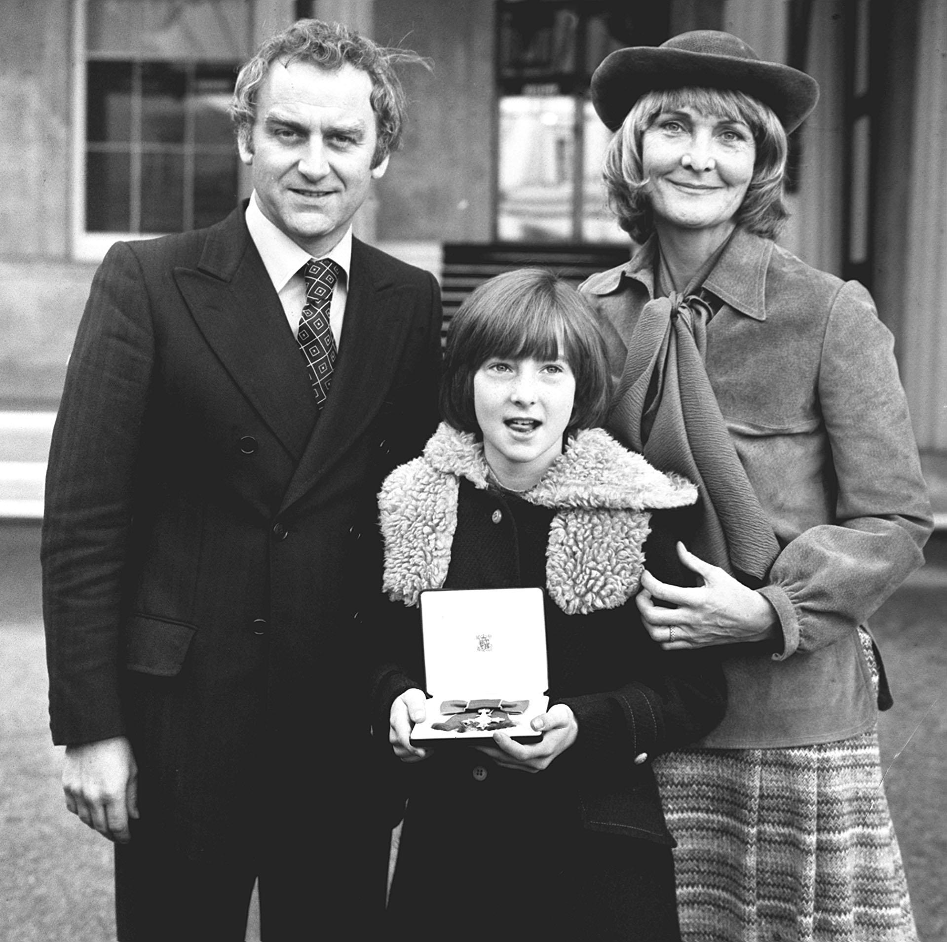 Sheila Hancock and husband John Thaw with Melanie Ross at Buckingham Palace | Photo: Getty Images
