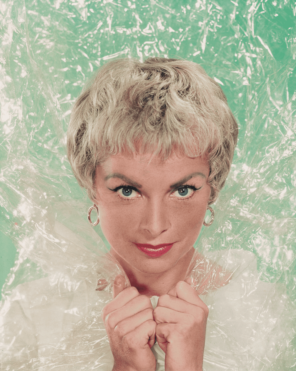 Janet Leigh posiert mit ihrem Gesicht in klarem Plastik, 1960. | Quelle: Getty Images