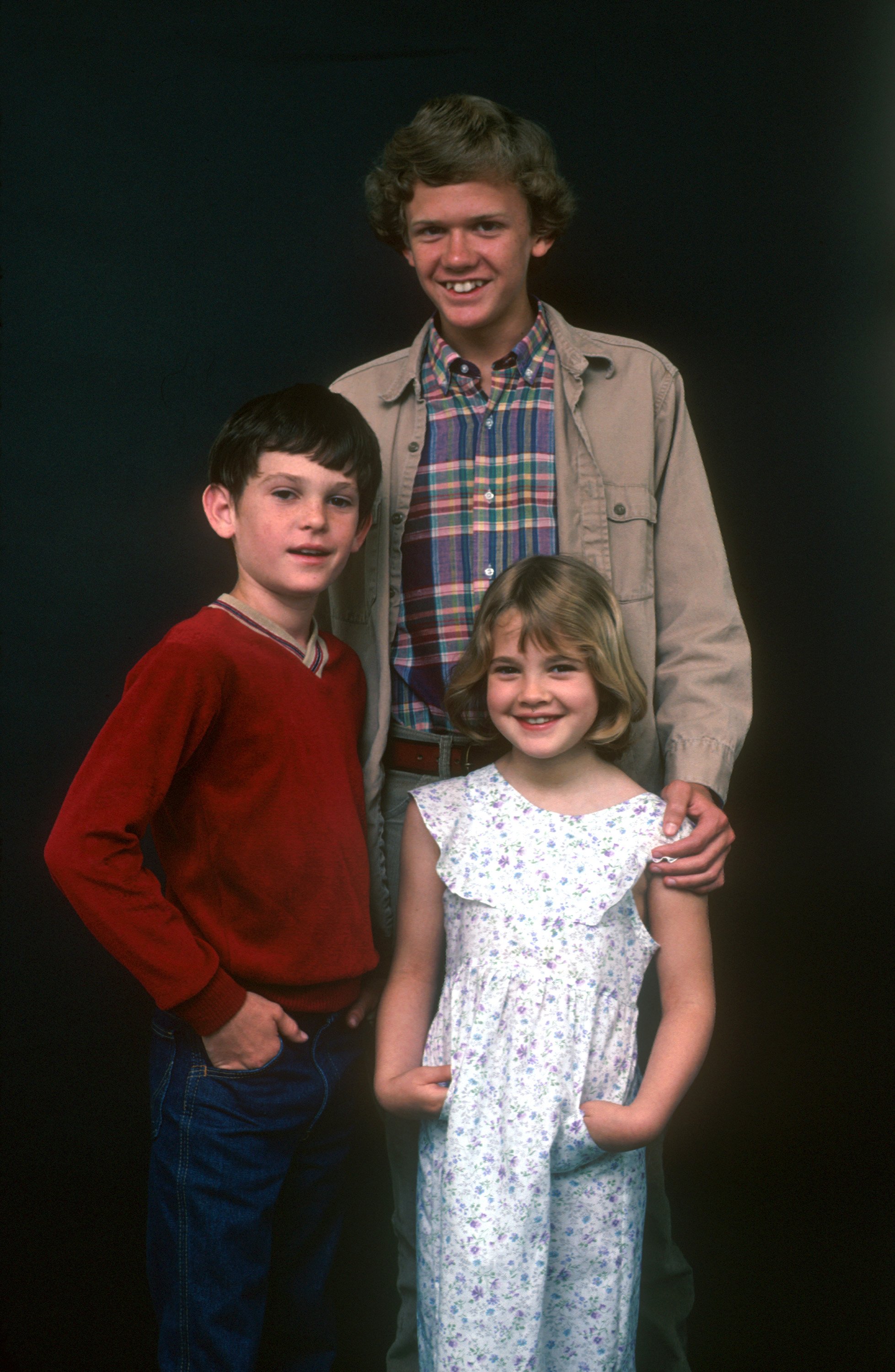 Henry Thomas, Robert MacNaughton, and Drew Barrymore in May 1982.  | Source: Getty Images