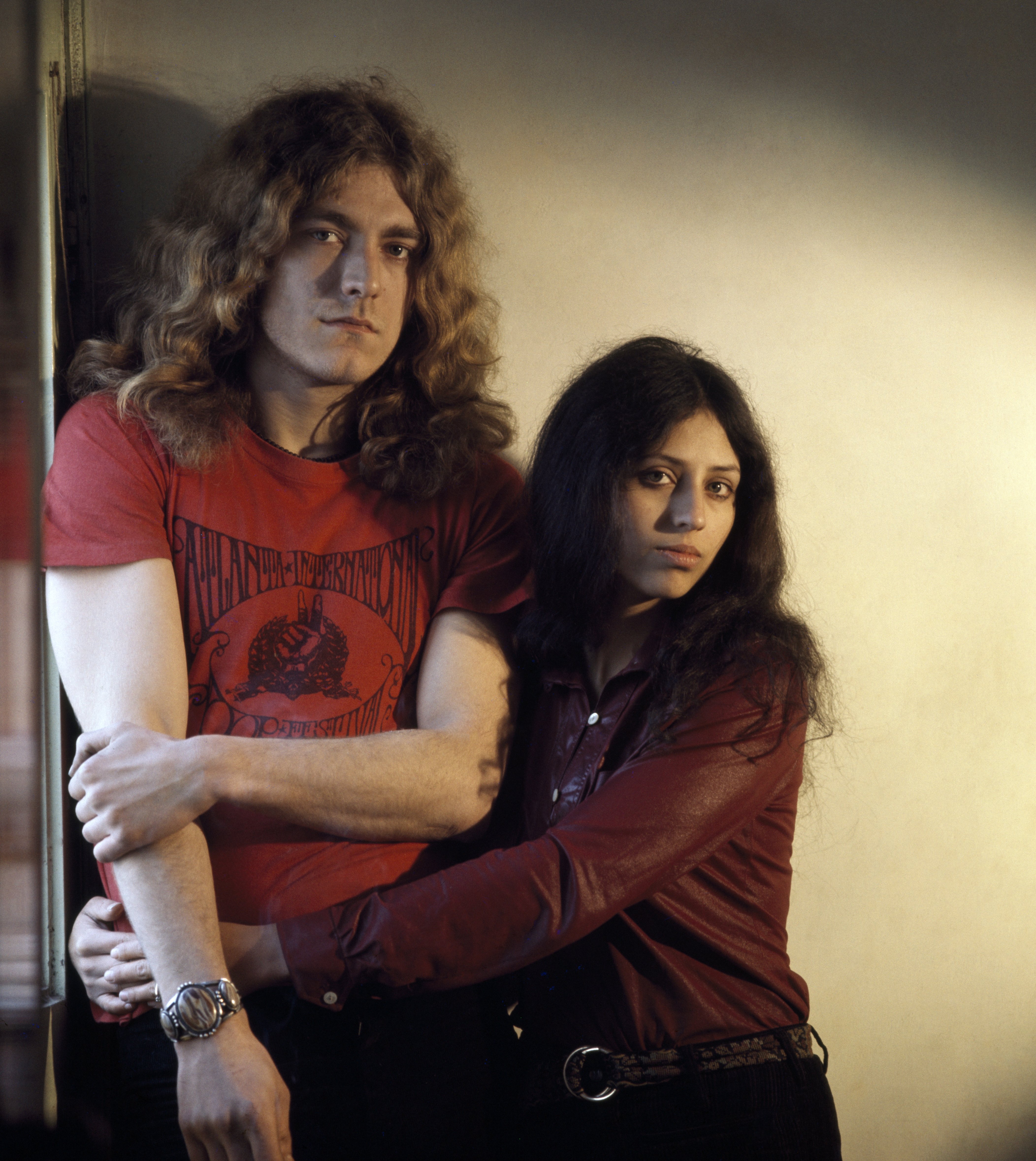 Robert Plant and Maureen Wilson at their home circa September 1970 in Worcestershire |  Source: Getty Images