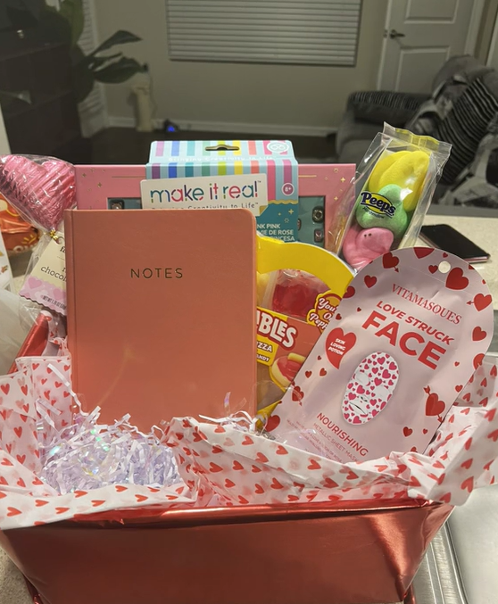 Dominique "Nique" Mackey and her daughter, Zariah's gift basket to apologize to a bullied girl in a clip posted on February 7, 2024 | Source: TikTok/afrolatina93