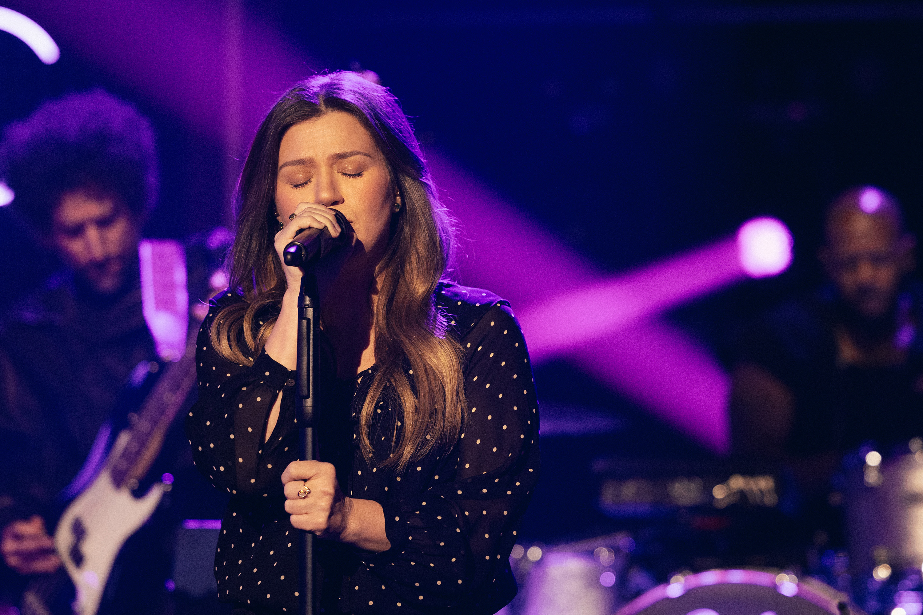 Kelly Clarkson performing in "The Kelly Clarkson Show" season 7 | Source: Pexels