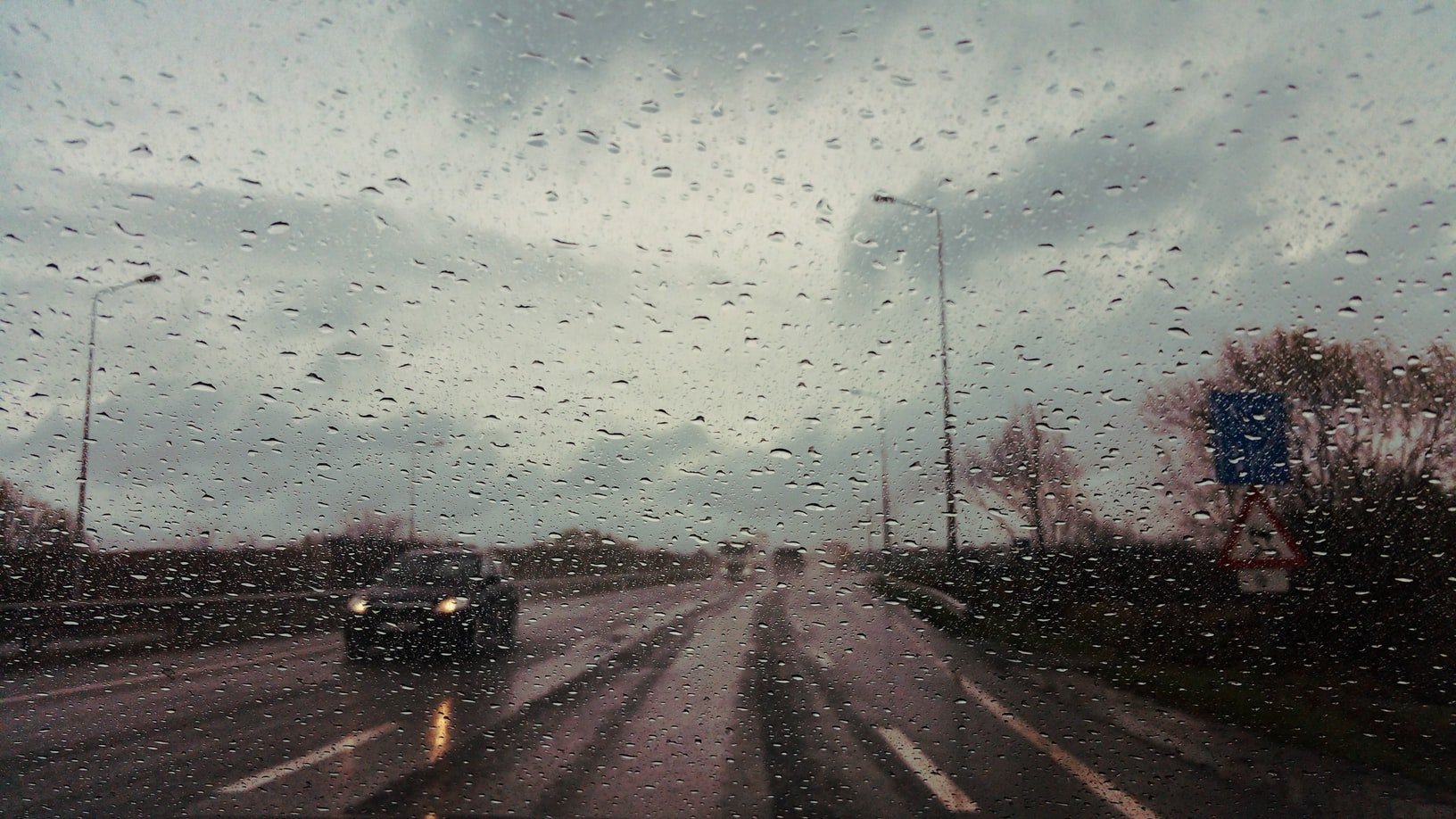 It was raining when John saw the old lady by the side of the road. | Source: Unsplash