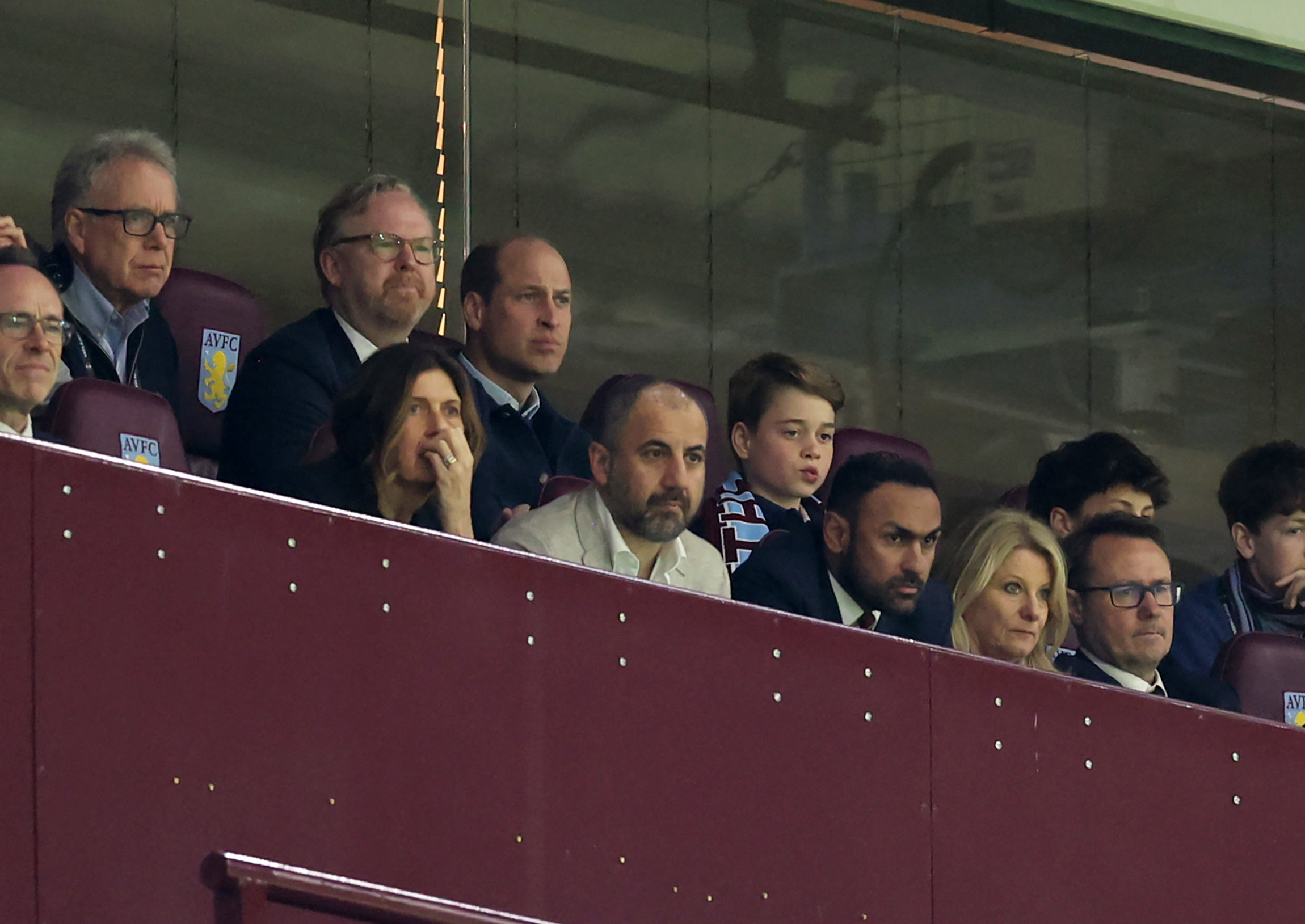 El Príncipe William, el Príncipe de Gales y el Príncipe George de Gales en el partido Aston Villa y Lille OSC en Birmingham en 2024 | Fuente: Getty Images
