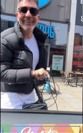 Simon Cowell spotted by fans while riding him electric bike in Central London from a video posted on June 22, 2025 | Source: Tiktok/@plus44unrulyfluffy