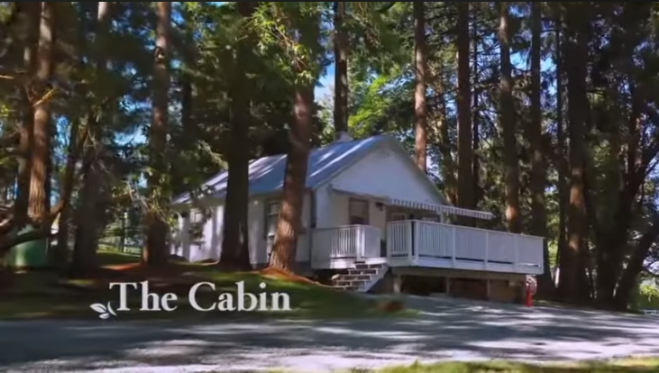 Pamela Anderson's cabin. | Source: YouTube/@manekimteams62