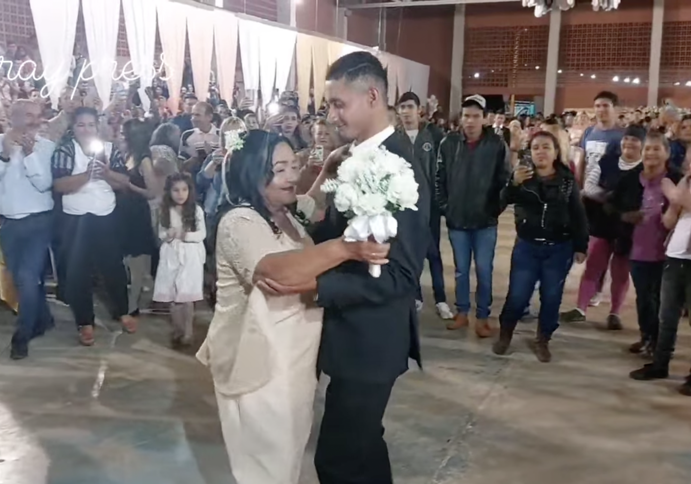 Rufina Ibarra und Juan Portillo tanzen zum ersten Mal als frisch verheiratetes Paar | Quelle: facebook.com/Aguaray-Press