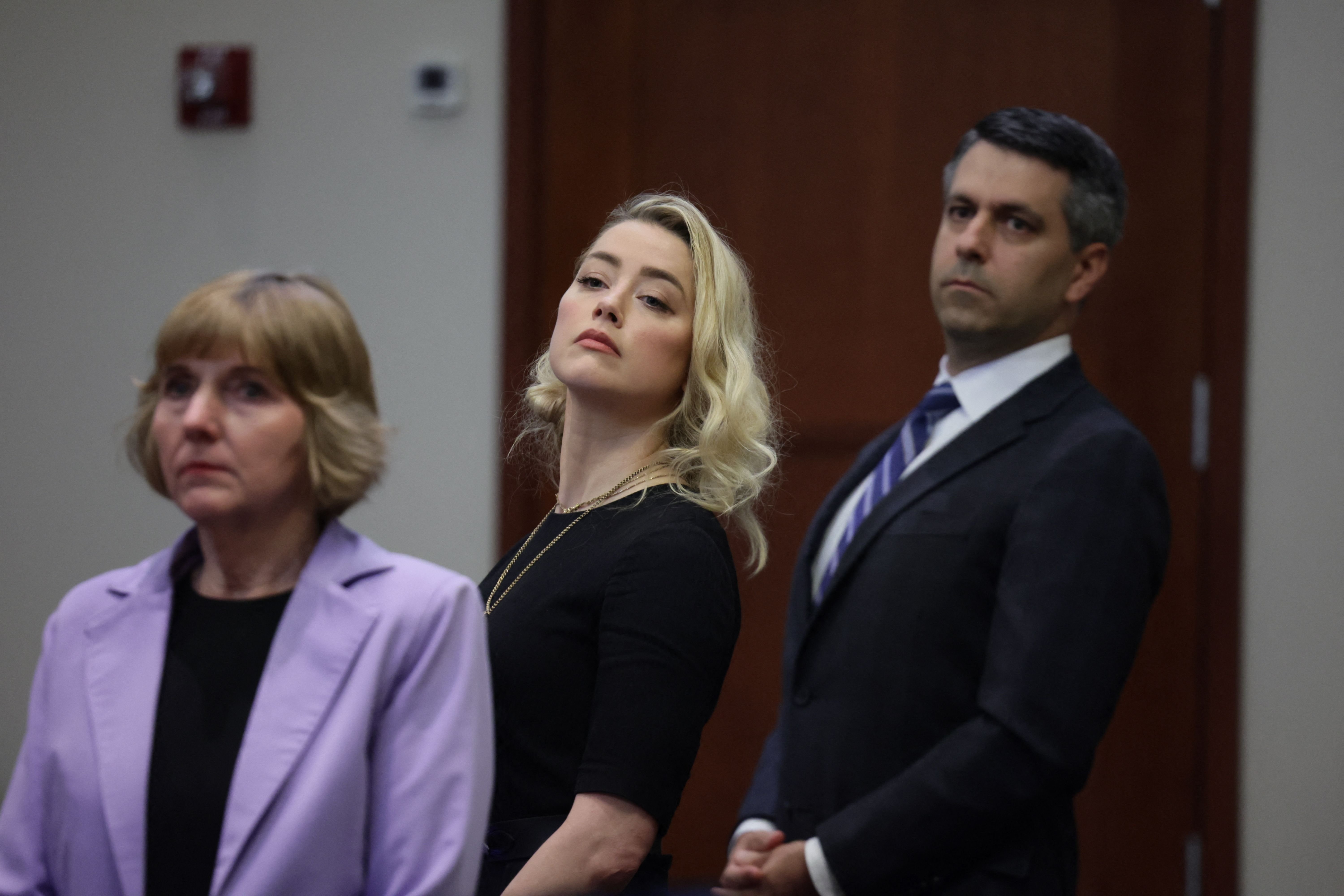 Amber Heard y sus abogados Elaine Bredehoft y Benjamin Rottenborn en el juzgado de circuito del condado de Fairfax el 1 de junio de 2022 | Foto: Getty Images