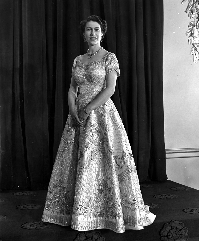 La Reina Elizabeth II llevaba un vestido diseñado por Norman Hartnell para su ceremonia de coronación.| Foto: Getty Images La Reina Elizabeth II llevaba un vestido diseñado por Norman Hartnell para su ceremonia de coronación.| Foto: Getty Images