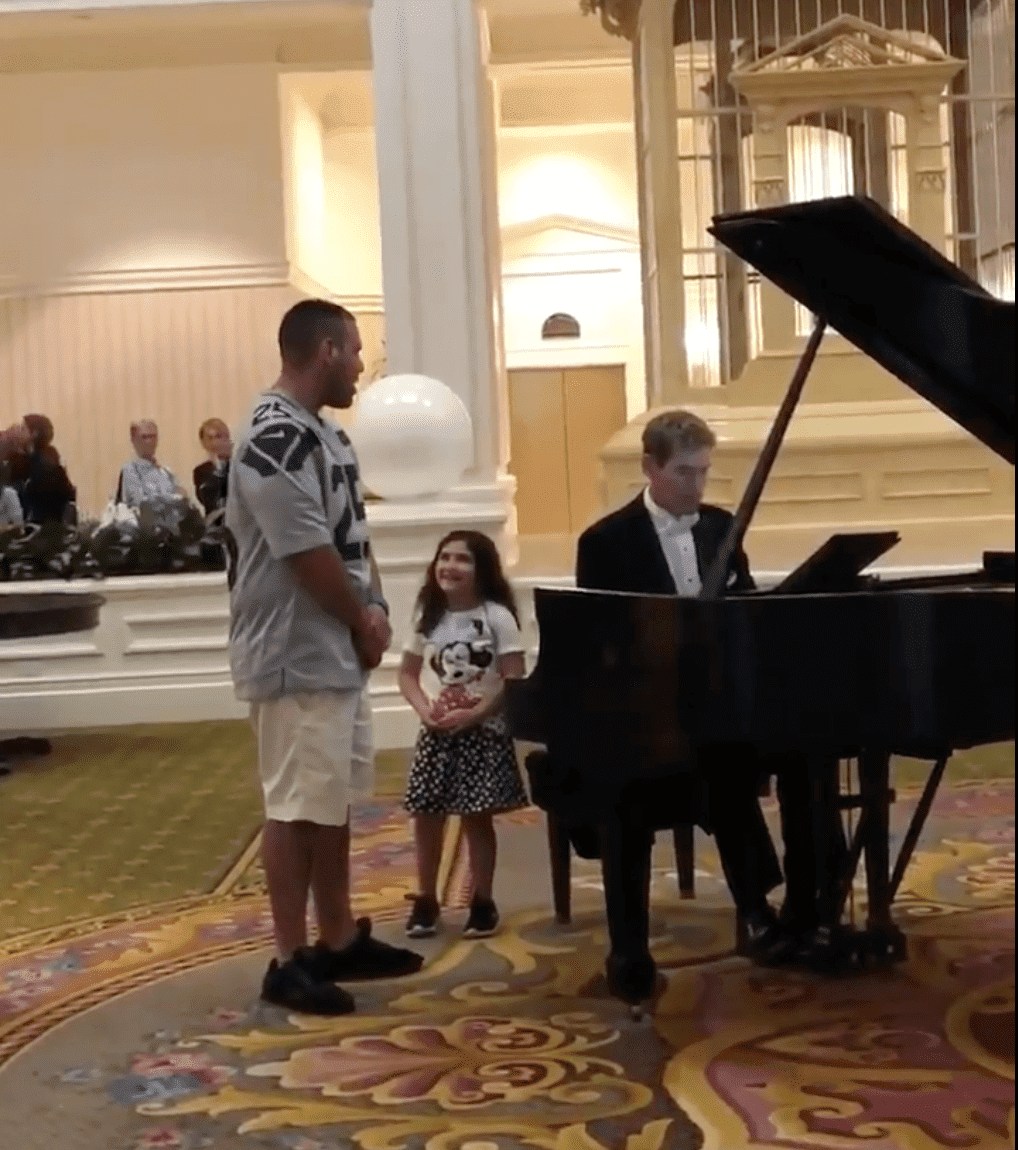 Justin Gigliello serenading his daughter Lyla with "Ave Maria". | Source: Twitter/JGigliello