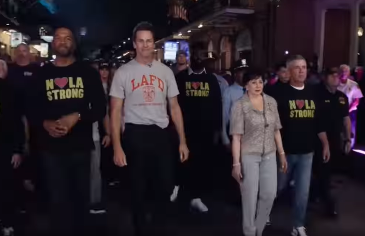 Michael Strahan and Tom Brady walk with a crowd of emergency responders on Bourbon Street, New Orleans | Source: Facebook/TVVNoticias