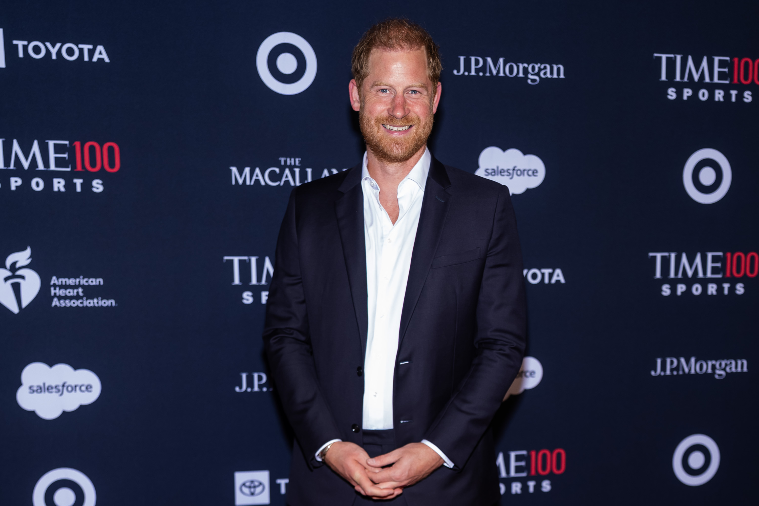 Harry spent several minutes greeting photographers and posing before heading inside the venue. His appearance on the red carpet came without Meghan, Duchess of Sussex, prompting many viewers to focus on his solo outing. | Source: Getty Images