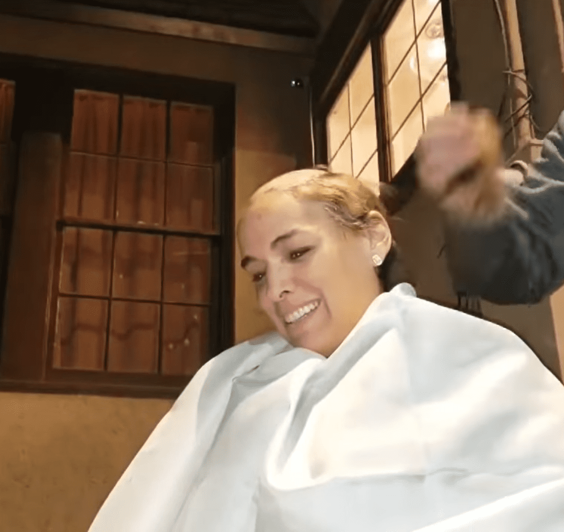 Joanna McPherson having her hair shaved off. │Source: youtube.com/Inside Edition 