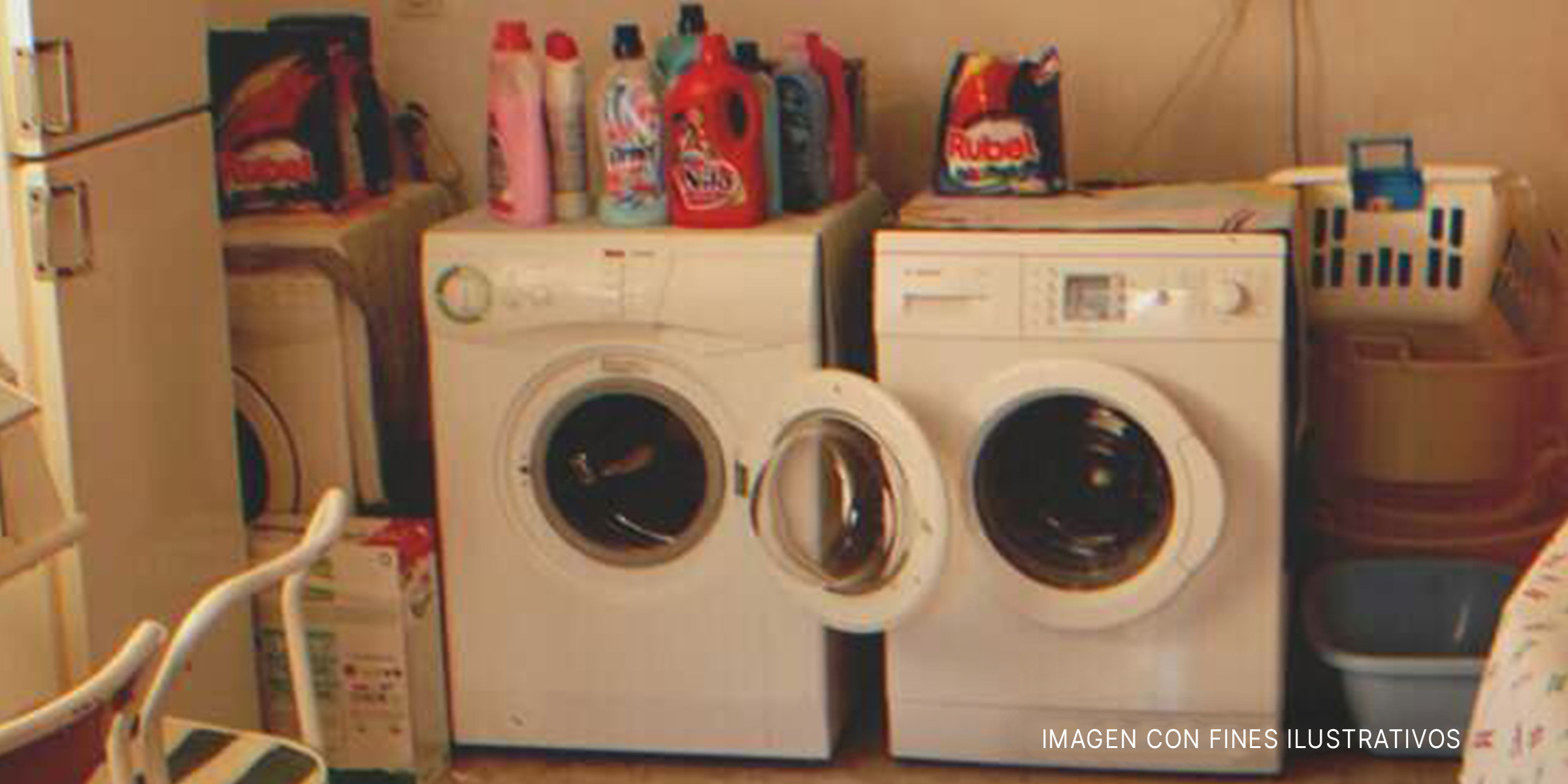 Lavadoras con botellas de detergente colocadas encima. | Foto: flickr.com/auxesis (CC BY 2.0)