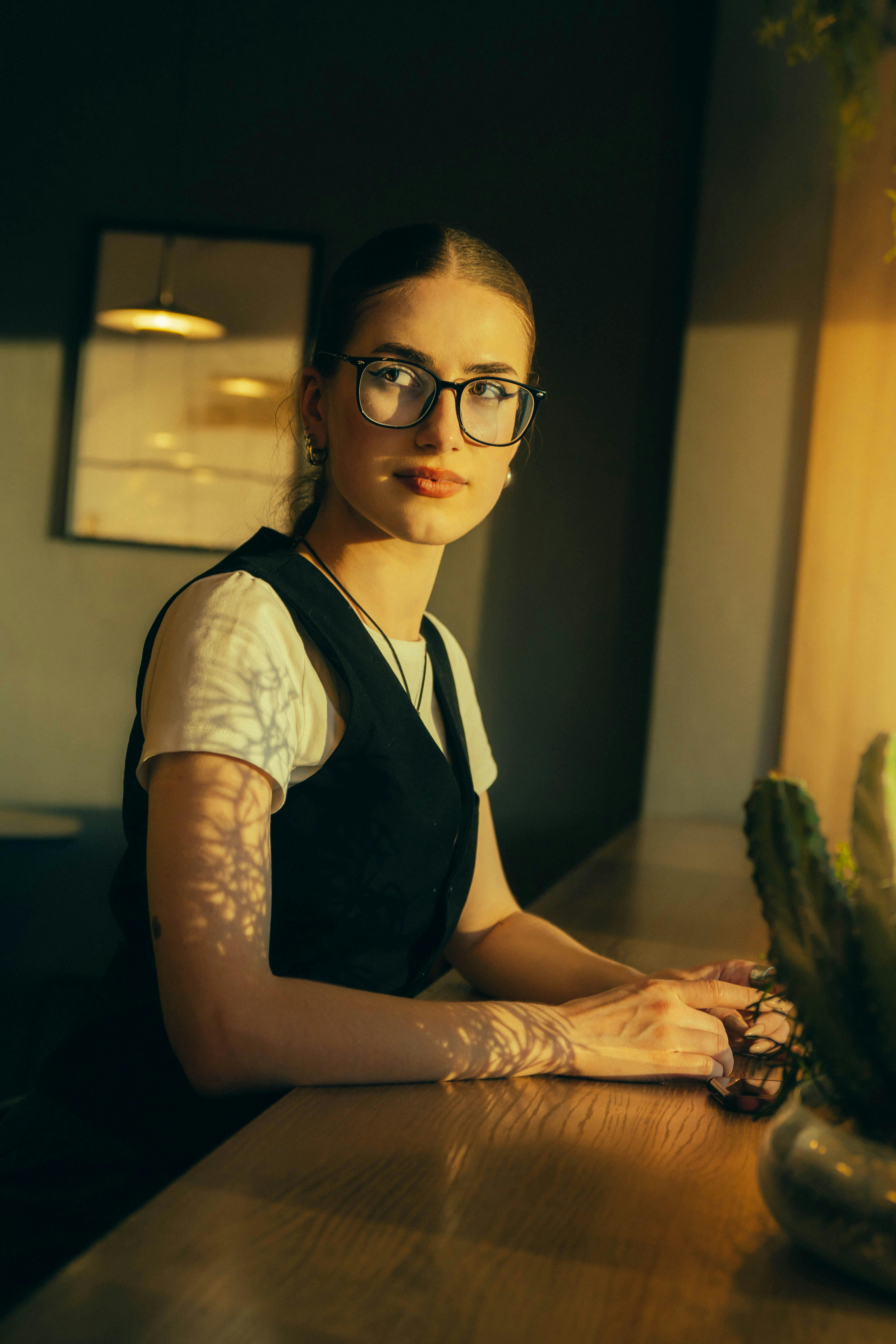 Young woman looking in deep thought | Source: Pexels
