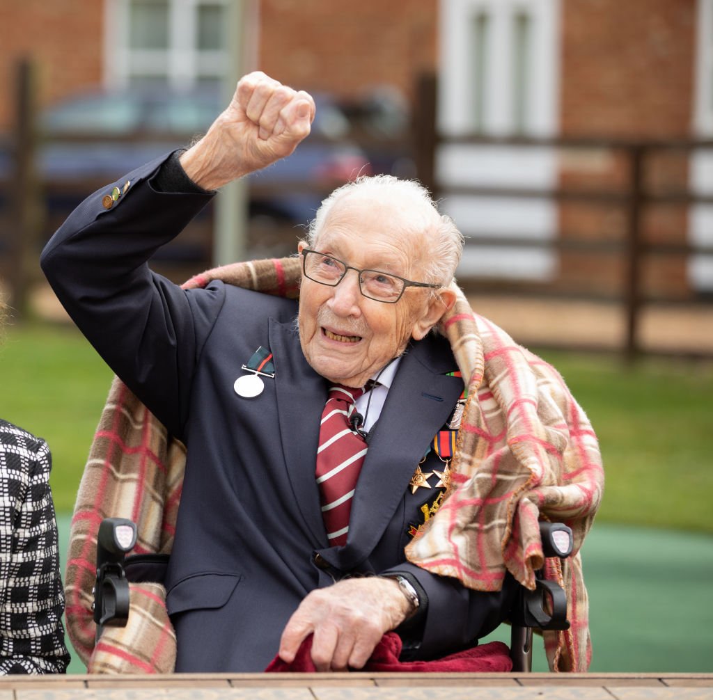 Kapitän Tom Moore und seine Tochter Hannah feiern seinen 100. Geburtstag mit einer RAF-Flugstrecke, die am 30. April 2020 von einem Spitfire und einem Hurrikan über seinem Haus in Marston Moretaine, England, zur Verfügung gestellt wurde. (Emma Sohl - Nehmen Sie die Lichtfotografie auf) I Quelle: Getty Images