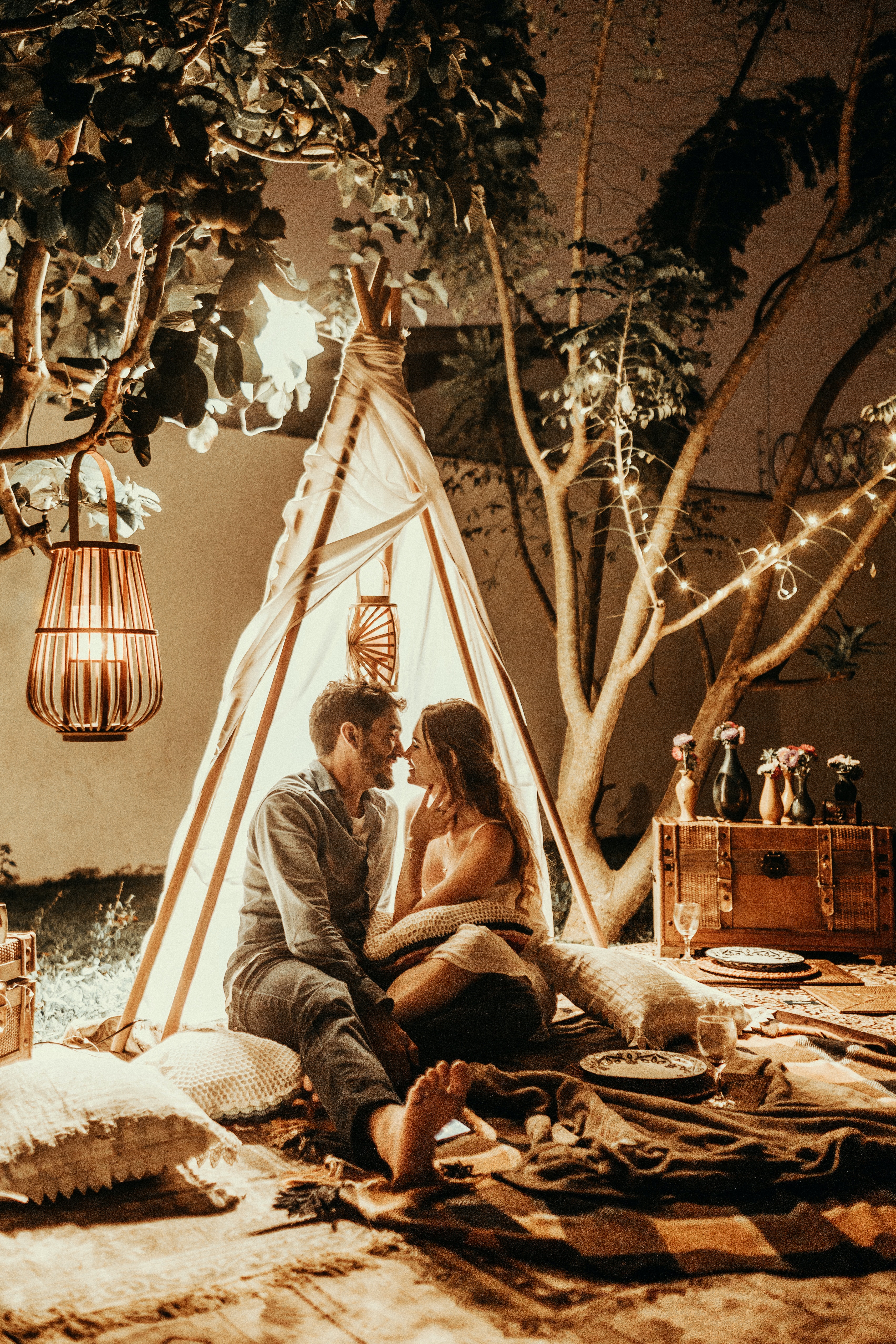 A photo of a romantic couple inside a tent | Source: Unsplash