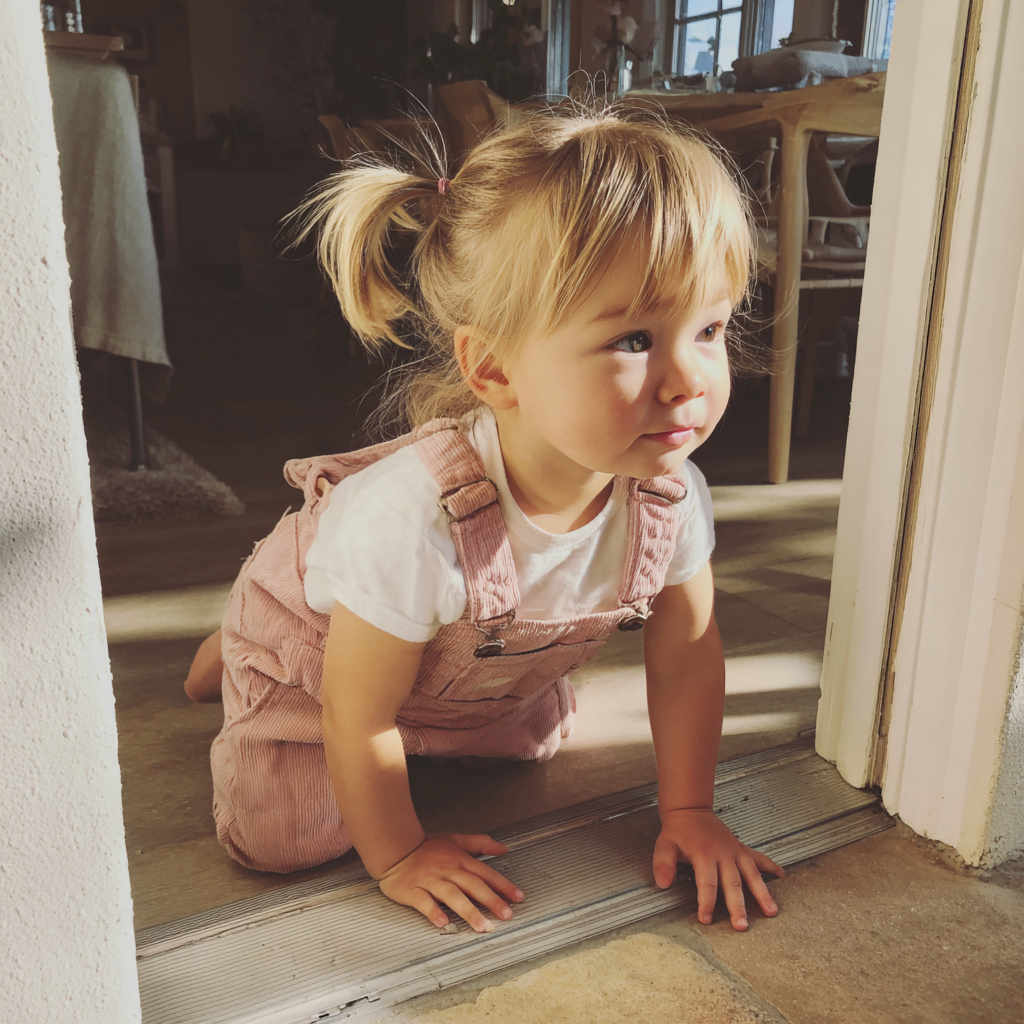 A crawling little girl | Source: Midjourney