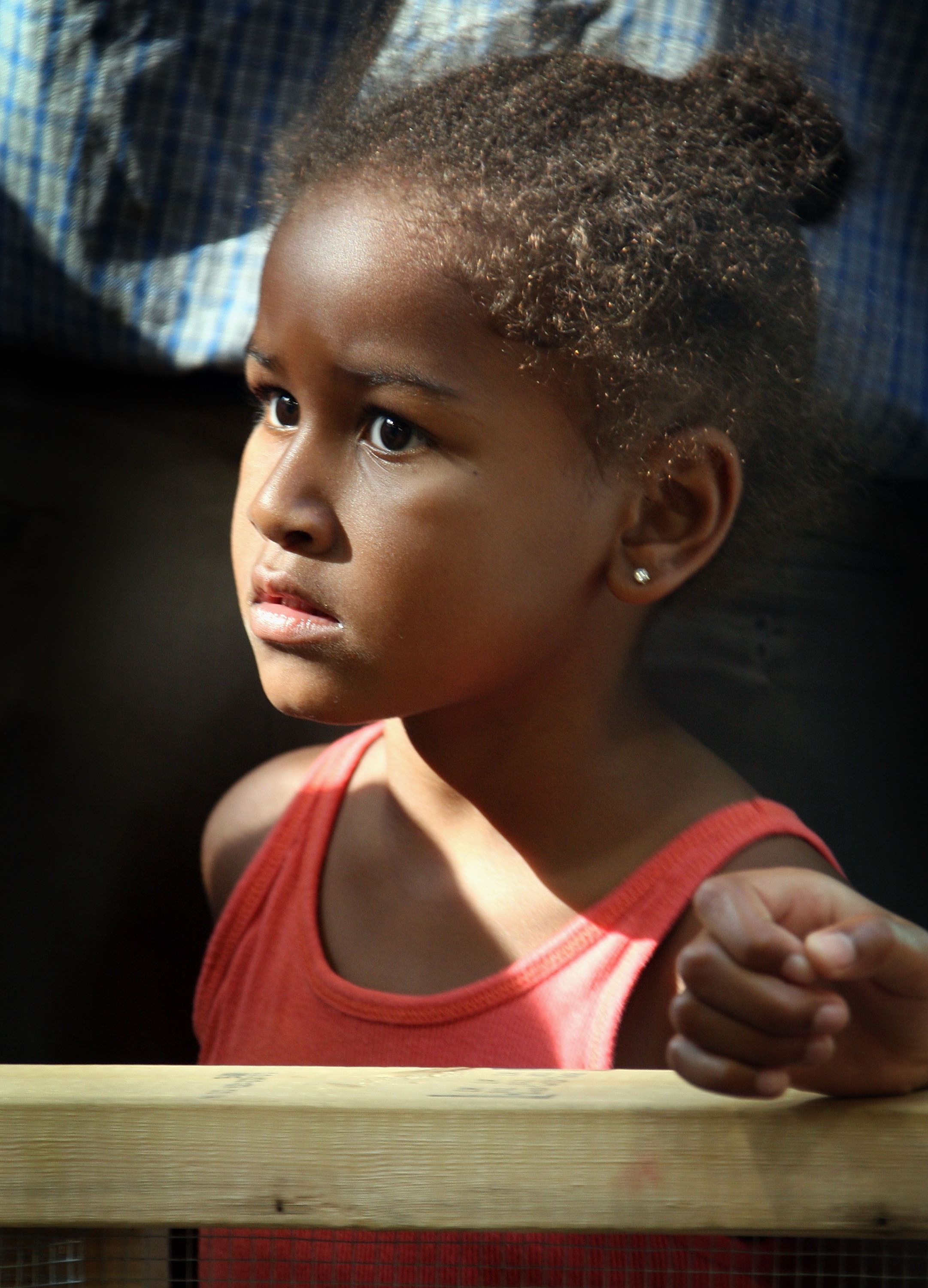 Sasha Obama tours an attraction with Barack Obama in Des Moines, Iowa on August 16, 2007. | Source: Getty Images