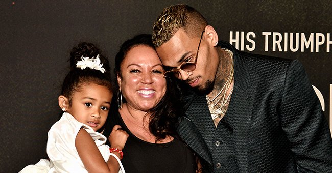 Royalty La Hija De Chris Brown Deslumbra Con Vestidos Turquesa A Juego Con Su Hermana Pequena Y Su Mama