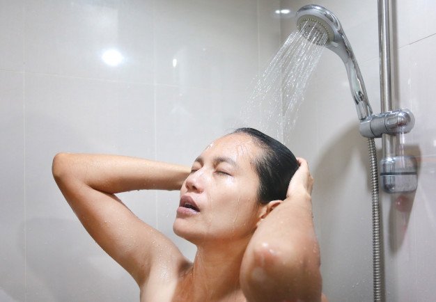 Dama lavando su cabello. | Foto: Freepik.