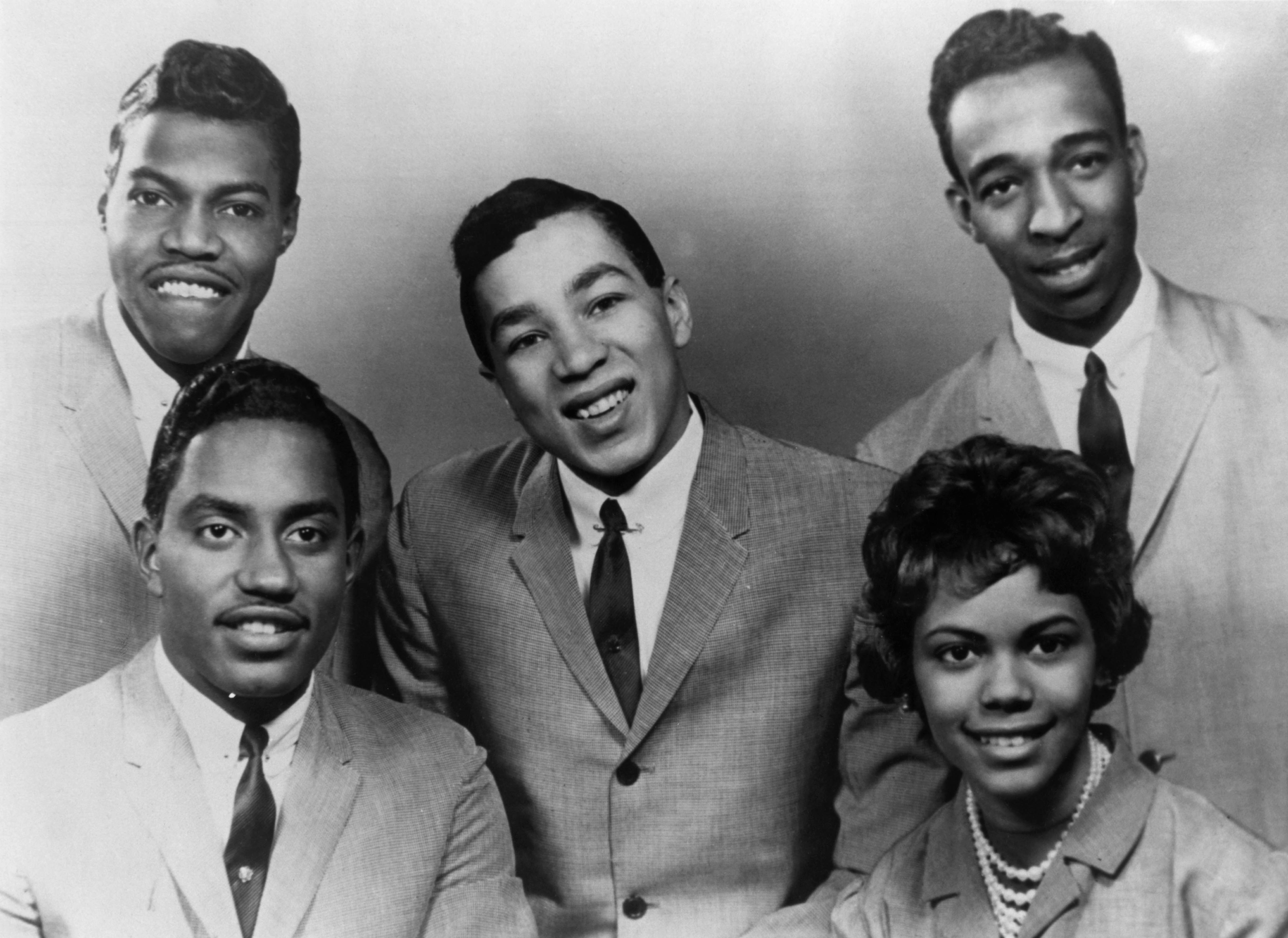 Claudette Rogers and Smokey Robinson with the rest of The Miracles, circa 1961. | Source: Getty Images