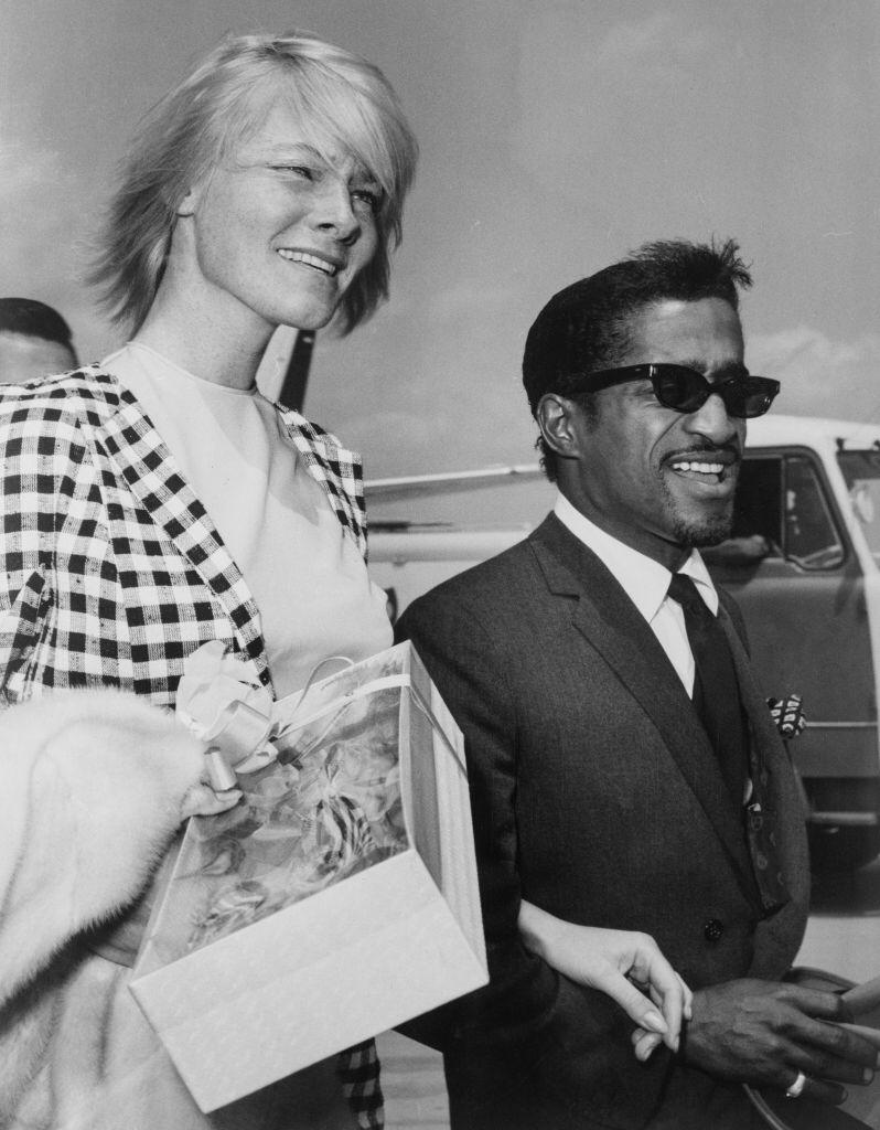Sammy Davis Jr and her husband May Britt, circa 1960 | Photo: Getty Images