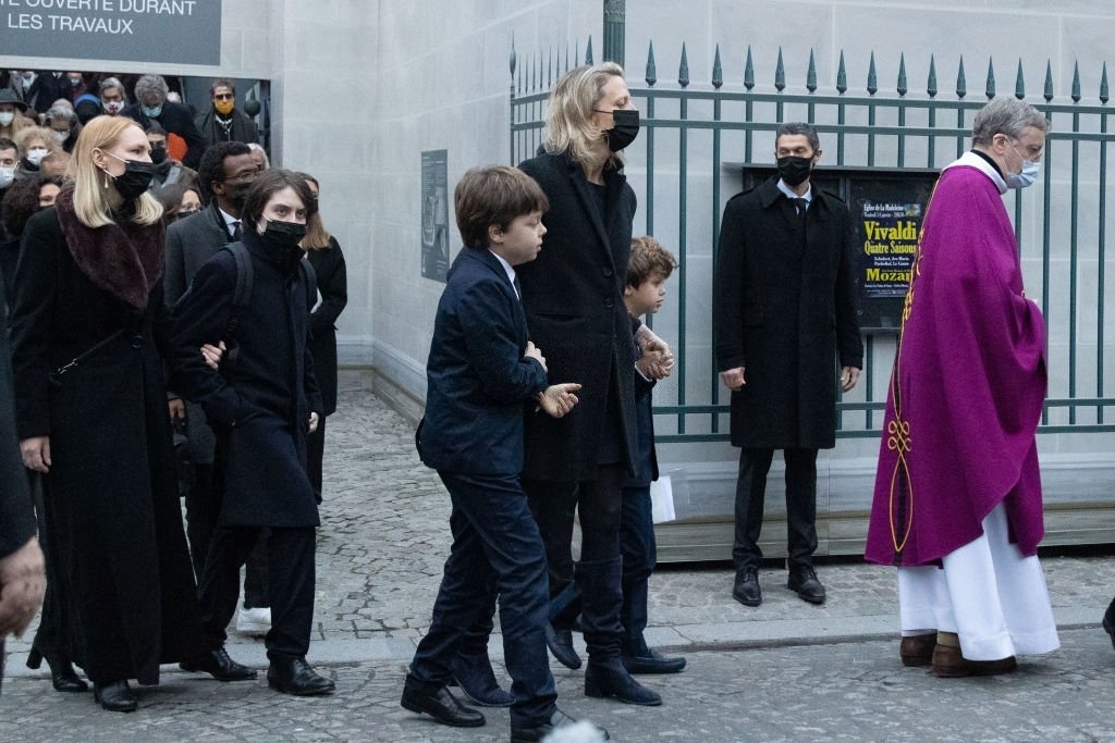 Amélie de Bourbon-Parme, ses enfants Alexandre et Constantin et des membres de la famille assistent aux funérailles d'Igor et Grichka Bogdanoff le 10 janvier 2022 à Paris, France. | Photo : Getty Images