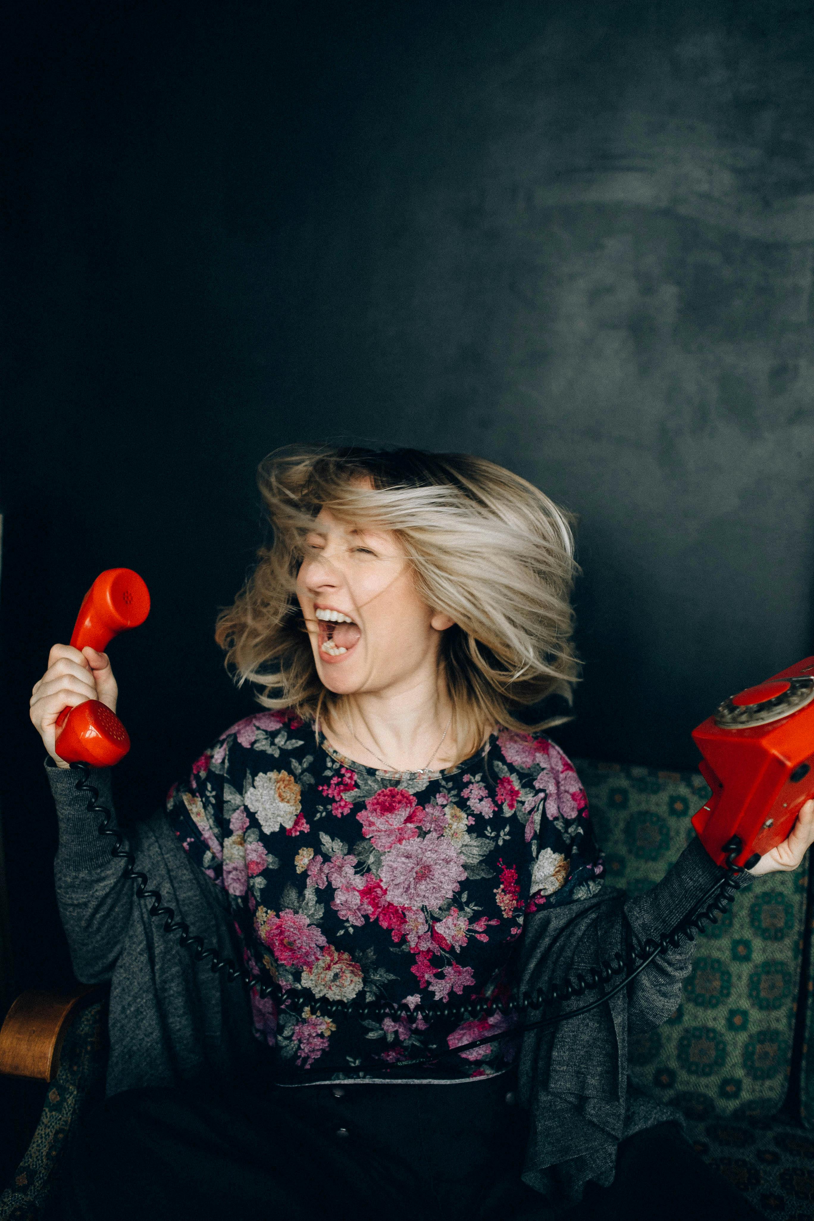 Angry woman with a phone | Source: Pexels