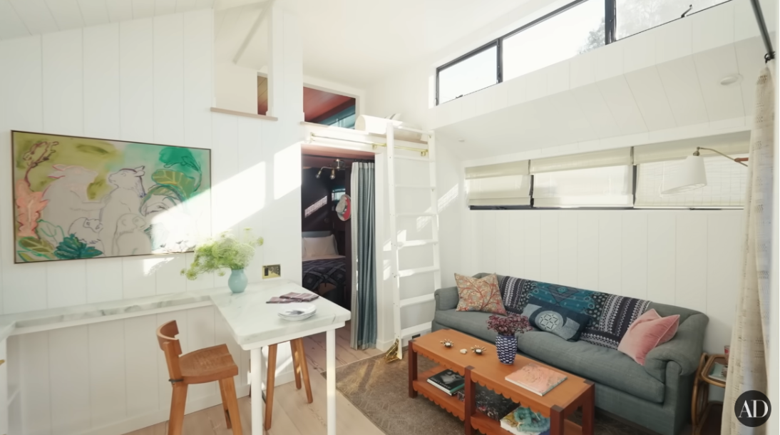 Sarah Paulson's living room in her home in Malibu, California. | Source: YouTube/@ArchitecturalDigest