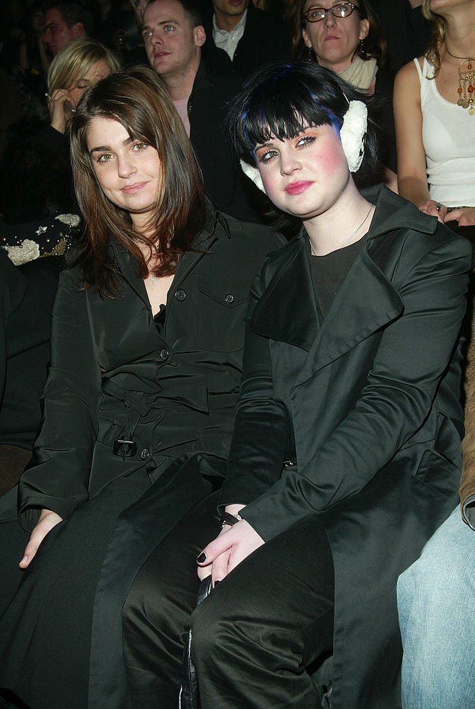 Aimee and Kelly Osbourne during a Sean John fashion show in 2003. | Source: Getty Images