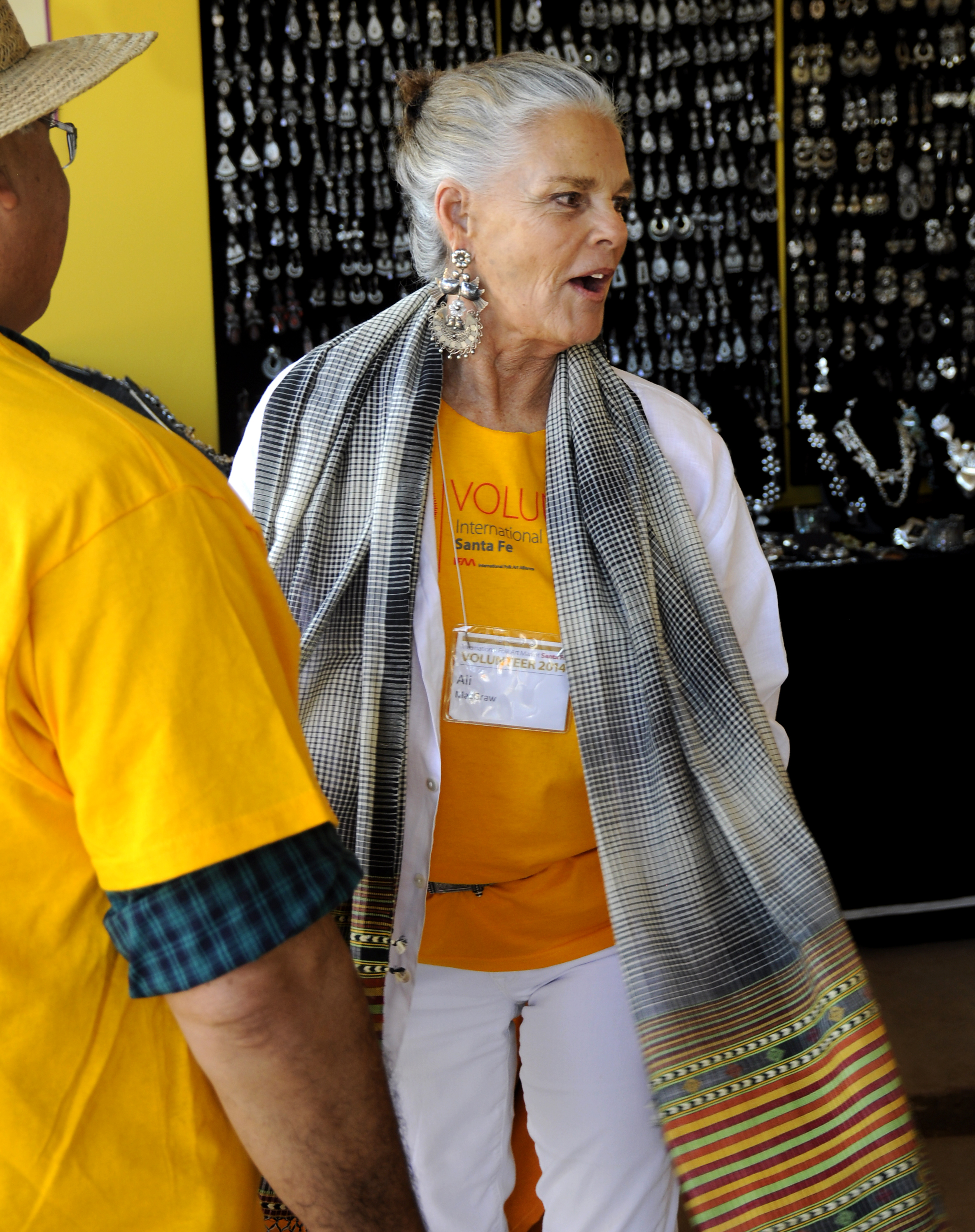 The actress volunteering at the annual International Folk Art Market in Santa Fe, 2014 | Source: Getty Images