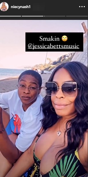 A photo of Jessica Betts and Niecy Nash spending time at the beach. | Photo: Instagram/Niecynash1